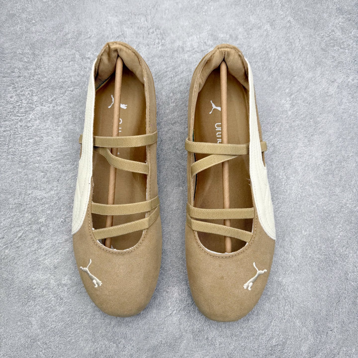 图片[2]-＃DT PUMA Speedcat Ballerina 彪马柔软舒适防滑耐磨低帮生活休闲鞋芭蕾舞鞋单鞋玛丽珍鞋 这次，PUMA决定再对Speedcat来一次创新，以芭蕾舞鞋为灵感，将芭蕾舞鞋的灵动与轻盈感与赛车鞋融为一体，带来极具个性的全新鞋款Speedcat Ballerina。Speedcat Ballerina由Speedcat去除鞋舌、鞋带以及部分鞋侧位打造而成，鞋带部分被改为如同芭蕾鞋般的交叉弹性带，PUMA的标志依旧设计于鞋侧旁，整个鞋款外观变得更加优雅。Speedcat Ballerina 还汲取了赛车鞋的抓地设计，配备经典橡胶大底。尺码：36 37 37.5 38 38.5 39 40 40.5 41-选品中心