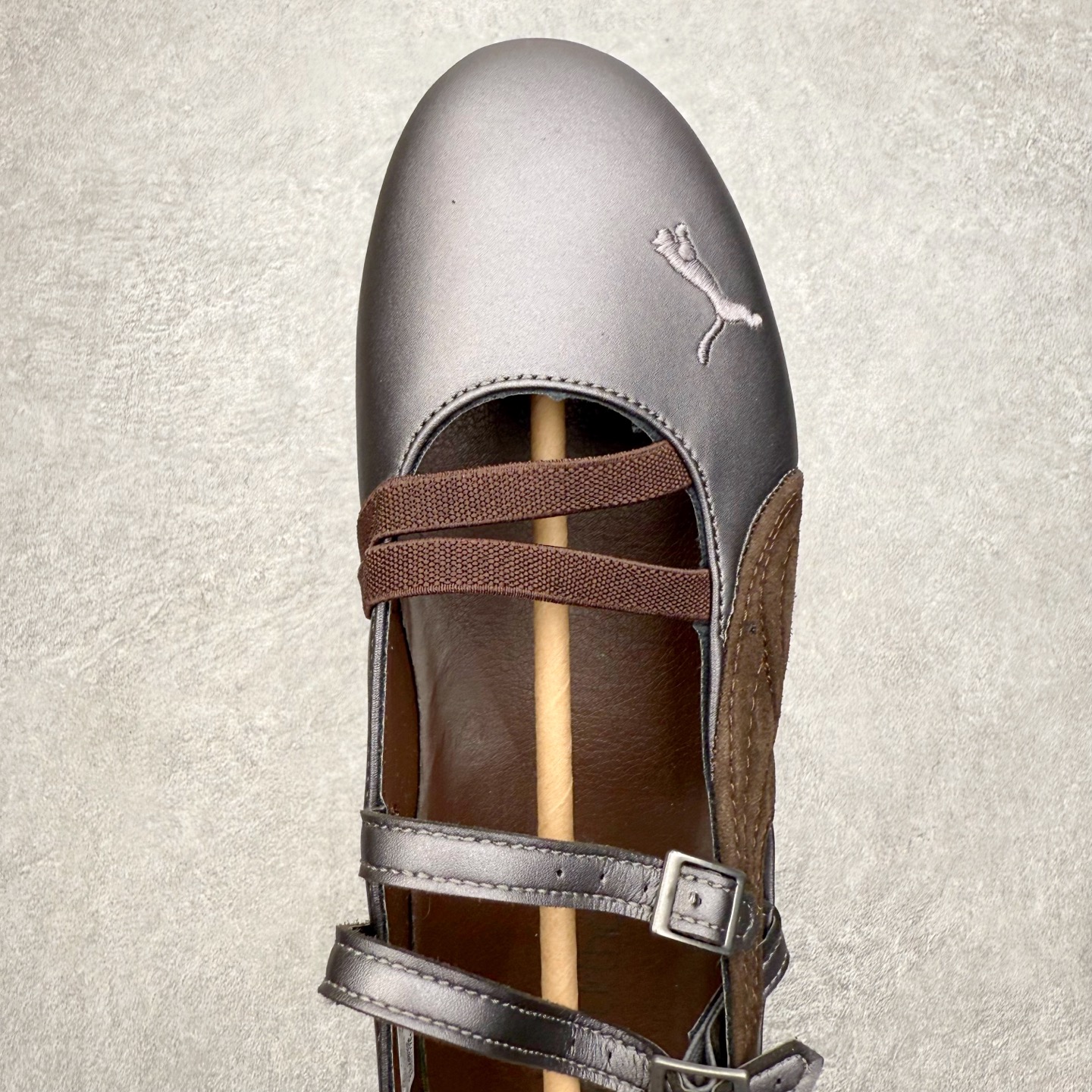 图片[4]-＃DT PUMA Speedcat Ballerina 彪马柔软舒适防滑耐磨低帮生活休闲鞋芭蕾舞鞋单鞋玛丽珍鞋 这次，PUMA决定再对Speedcat来一次创新，以芭蕾舞鞋为灵感，将芭蕾舞鞋的灵动与轻盈感与赛车鞋融为一体，带来极具个性的全新鞋款Speedcat Ballerina。Speedcat Ballerina由Speedcat去除鞋舌、鞋带以及部分鞋侧位打造而成，鞋带部分被改为如同芭蕾鞋般的交叉弹性带，PUMA的标志依旧设计于鞋侧旁，整个鞋款外观变得更加优雅。Speedcat Ballerina 还汲取了赛车鞋的抓地设计，配备经典橡胶大底。尺码：36 37 37.5 38 38.5 39 40 40.5 41-选品中心