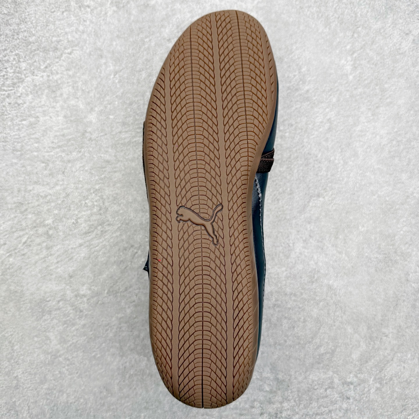 图片[9]-＃DT PUMA Speedcat Ballerina 彪马柔软舒适防滑耐磨低帮生活休闲鞋芭蕾舞鞋单鞋玛丽珍鞋 这次，PUMA决定再对Speedcat来一次创新，以芭蕾舞鞋为灵感，将芭蕾舞鞋的灵动与轻盈感与赛车鞋融为一体，带来极具个性的全新鞋款Speedcat Ballerina。Speedcat Ballerina由Speedcat去除鞋舌、鞋带以及部分鞋侧位打造而成，鞋带部分被改为如同芭蕾鞋般的交叉弹性带，PUMA的标志依旧设计于鞋侧旁，整个鞋款外观变得更加优雅。Speedcat Ballerina 还汲取了赛车鞋的抓地设计，配备经典橡胶大底。尺码：36 37 37.5 38 38.5 39 40 40.5 41-选品中心