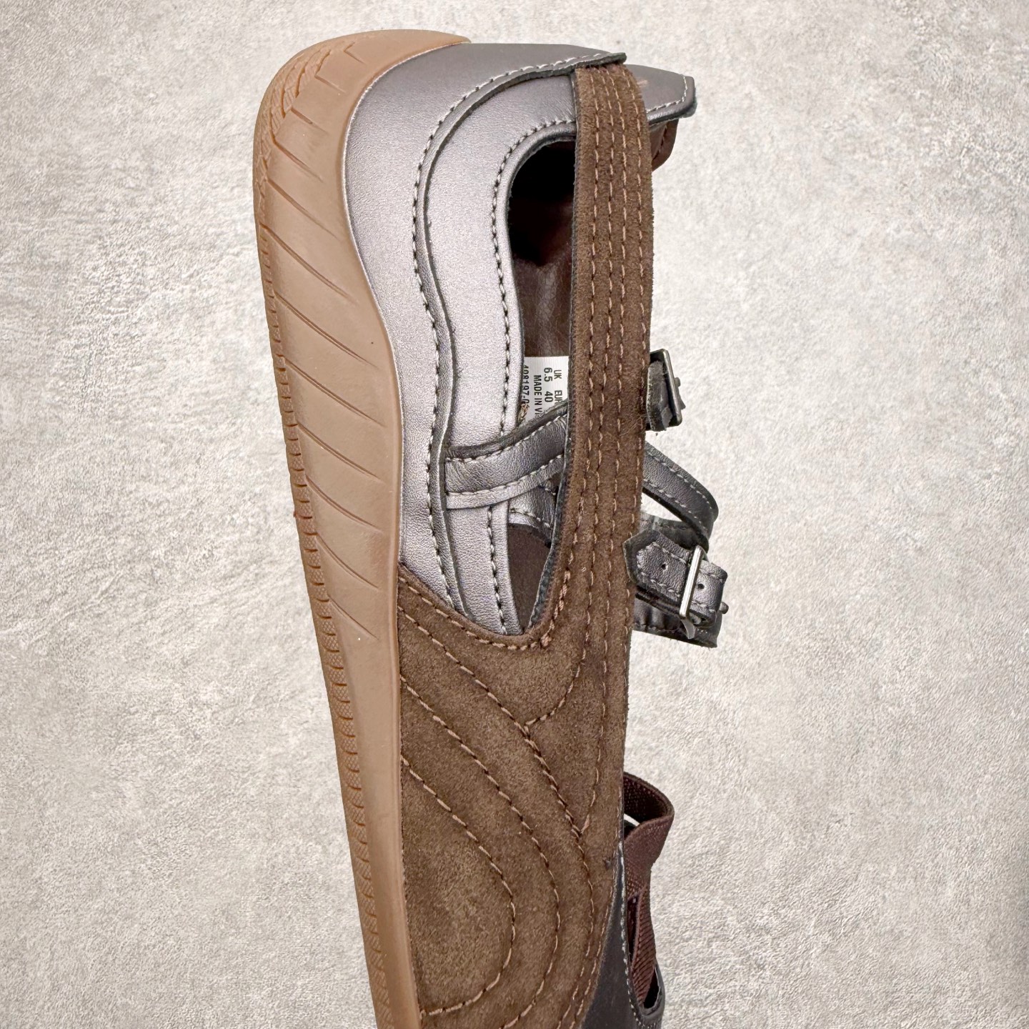 图片[6]-＃DT PUMA Speedcat Ballerina 彪马柔软舒适防滑耐磨低帮生活休闲鞋芭蕾舞鞋单鞋玛丽珍鞋 这次，PUMA决定再对Speedcat来一次创新，以芭蕾舞鞋为灵感，将芭蕾舞鞋的灵动与轻盈感与赛车鞋融为一体，带来极具个性的全新鞋款Speedcat Ballerina。Speedcat Ballerina由Speedcat去除鞋舌、鞋带以及部分鞋侧位打造而成，鞋带部分被改为如同芭蕾鞋般的交叉弹性带，PUMA的标志依旧设计于鞋侧旁，整个鞋款外观变得更加优雅。Speedcat Ballerina 还汲取了赛车鞋的抓地设计，配备经典橡胶大底。尺码：36 37 37.5 38 38.5 39 40 40.5 41-选品中心