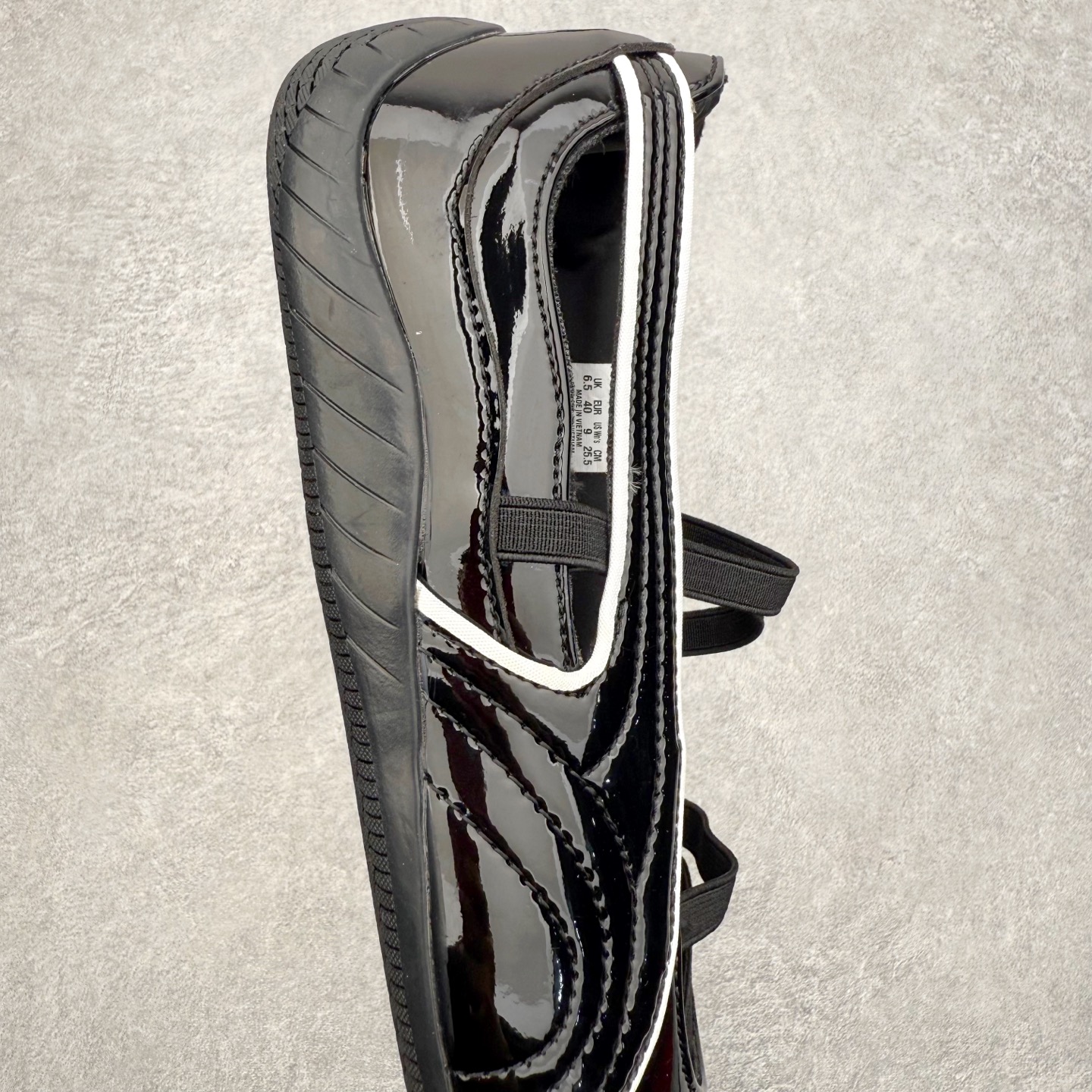 图片[6]-＃DT PUMA Speedcat Ballerina 彪马柔软舒适防滑耐磨低帮生活休闲鞋芭蕾舞鞋单鞋玛丽珍鞋 这次，PUMA决定再对Speedcat来一次创新，以芭蕾舞鞋为灵感，将芭蕾舞鞋的灵动与轻盈感与赛车鞋融为一体，带来极具个性的全新鞋款Speedcat Ballerina。Speedcat Ballerina由Speedcat去除鞋舌、鞋带以及部分鞋侧位打造而成，鞋带部分被改为如同芭蕾鞋般的交叉弹性带，PUMA的标志依旧设计于鞋侧旁，整个鞋款外观变得更加优雅。Speedcat Ballerina 还汲取了赛车鞋的抓地设计，配备经典橡胶大底。尺码：36 37 37.5 38 38.5 39 40 40.5 41-选品中心