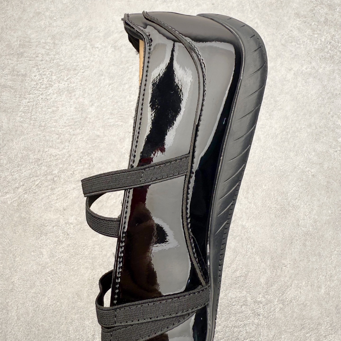 图片[7]-＃DT PUMA Speedcat Ballerina 彪马柔软舒适防滑耐磨低帮生活休闲鞋芭蕾舞鞋单鞋玛丽珍鞋 这次，PUMA决定再对Speedcat来一次创新，以芭蕾舞鞋为灵感，将芭蕾舞鞋的灵动与轻盈感与赛车鞋融为一体，带来极具个性的全新鞋款Speedcat Ballerina。Speedcat Ballerina由Speedcat去除鞋舌、鞋带以及部分鞋侧位打造而成，鞋带部分被改为如同芭蕾鞋般的交叉弹性带，PUMA的标志依旧设计于鞋侧旁，整个鞋款外观变得更加优雅。Speedcat Ballerina 还汲取了赛车鞋的抓地设计，配备经典橡胶大底。尺码：36 37 37.5 38 38.5 39 40 40.5 41-选品中心