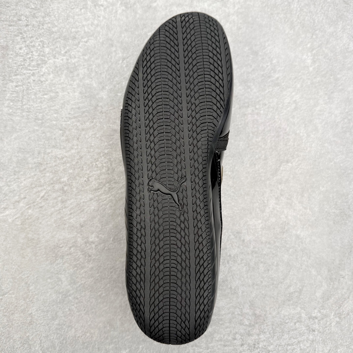 图片[9]-＃DT PUMA Speedcat Ballerina 彪马柔软舒适防滑耐磨低帮生活休闲鞋芭蕾舞鞋单鞋玛丽珍鞋 这次，PUMA决定再对Speedcat来一次创新，以芭蕾舞鞋为灵感，将芭蕾舞鞋的灵动与轻盈感与赛车鞋融为一体，带来极具个性的全新鞋款Speedcat Ballerina。Speedcat Ballerina由Speedcat去除鞋舌、鞋带以及部分鞋侧位打造而成，鞋带部分被改为如同芭蕾鞋般的交叉弹性带，PUMA的标志依旧设计于鞋侧旁，整个鞋款外观变得更加优雅。Speedcat Ballerina 还汲取了赛车鞋的抓地设计，配备经典橡胶大底。尺码：36 37 37.5 38 38.5 39 40 40.5 41-选品中心