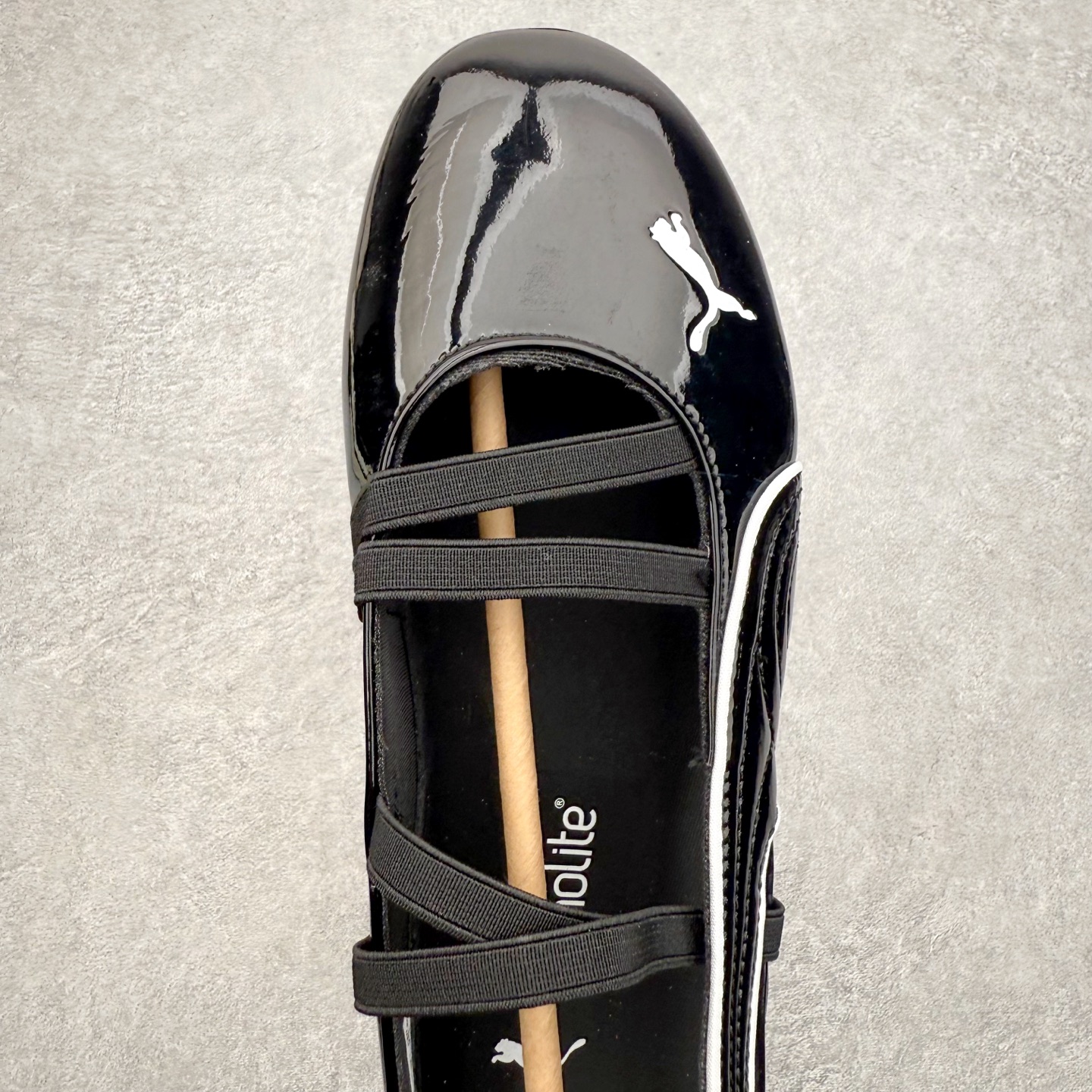 图片[4]-＃DT PUMA Speedcat Ballerina 彪马柔软舒适防滑耐磨低帮生活休闲鞋芭蕾舞鞋单鞋玛丽珍鞋 这次，PUMA决定再对Speedcat来一次创新，以芭蕾舞鞋为灵感，将芭蕾舞鞋的灵动与轻盈感与赛车鞋融为一体，带来极具个性的全新鞋款Speedcat Ballerina。Speedcat Ballerina由Speedcat去除鞋舌、鞋带以及部分鞋侧位打造而成，鞋带部分被改为如同芭蕾鞋般的交叉弹性带，PUMA的标志依旧设计于鞋侧旁，整个鞋款外观变得更加优雅。Speedcat Ballerina 还汲取了赛车鞋的抓地设计，配备经典橡胶大底。尺码：36 37 37.5 38 38.5 39 40 40.5 41-选品中心