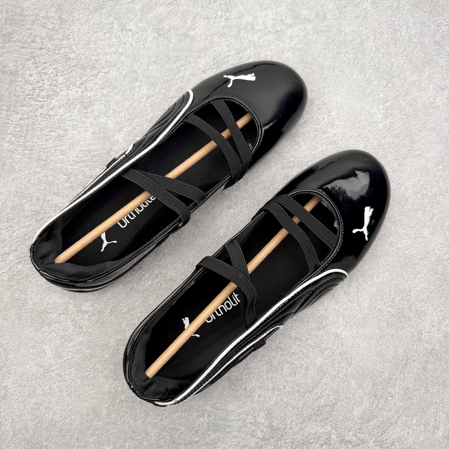 图片[3]-＃DT PUMA Speedcat Ballerina 彪马柔软舒适防滑耐磨低帮生活休闲鞋芭蕾舞鞋单鞋玛丽珍鞋 这次，PUMA决定再对Speedcat来一次创新，以芭蕾舞鞋为灵感，将芭蕾舞鞋的灵动与轻盈感与赛车鞋融为一体，带来极具个性的全新鞋款Speedcat Ballerina。Speedcat Ballerina由Speedcat去除鞋舌、鞋带以及部分鞋侧位打造而成，鞋带部分被改为如同芭蕾鞋般的交叉弹性带，PUMA的标志依旧设计于鞋侧旁，整个鞋款外观变得更加优雅。Speedcat Ballerina 还汲取了赛车鞋的抓地设计，配备经典橡胶大底。尺码：36 37 37.5 38 38.5 39 40 40.5 41-选品中心