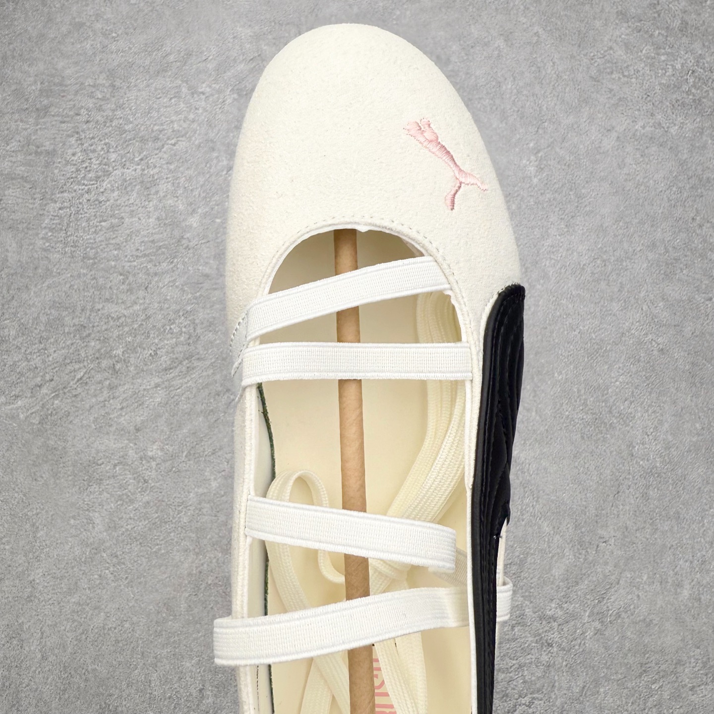 图片[4]-＃DT PUMA Speedcat Ballerina 彪马柔软舒适防滑耐磨低帮生活休闲鞋芭蕾舞鞋单鞋玛丽珍鞋 这次，PUMA决定再对Speedcat来一次创新，以芭蕾舞鞋为灵感，将芭蕾舞鞋的灵动与轻盈感与赛车鞋融为一体，带来极具个性的全新鞋款Speedcat Ballerina。Speedcat Ballerina由Speedcat去除鞋舌、鞋带以及部分鞋侧位打造而成，鞋带部分被改为如同芭蕾鞋般的交叉弹性带，PUMA的标志依旧设计于鞋侧旁，整个鞋款外观变得更加优雅。Speedcat Ballerina 还汲取了赛车鞋的抓地设计，配备经典橡胶大底。尺码：36 37 37.5 38 38.5 39 40 40.5 41-选品中心