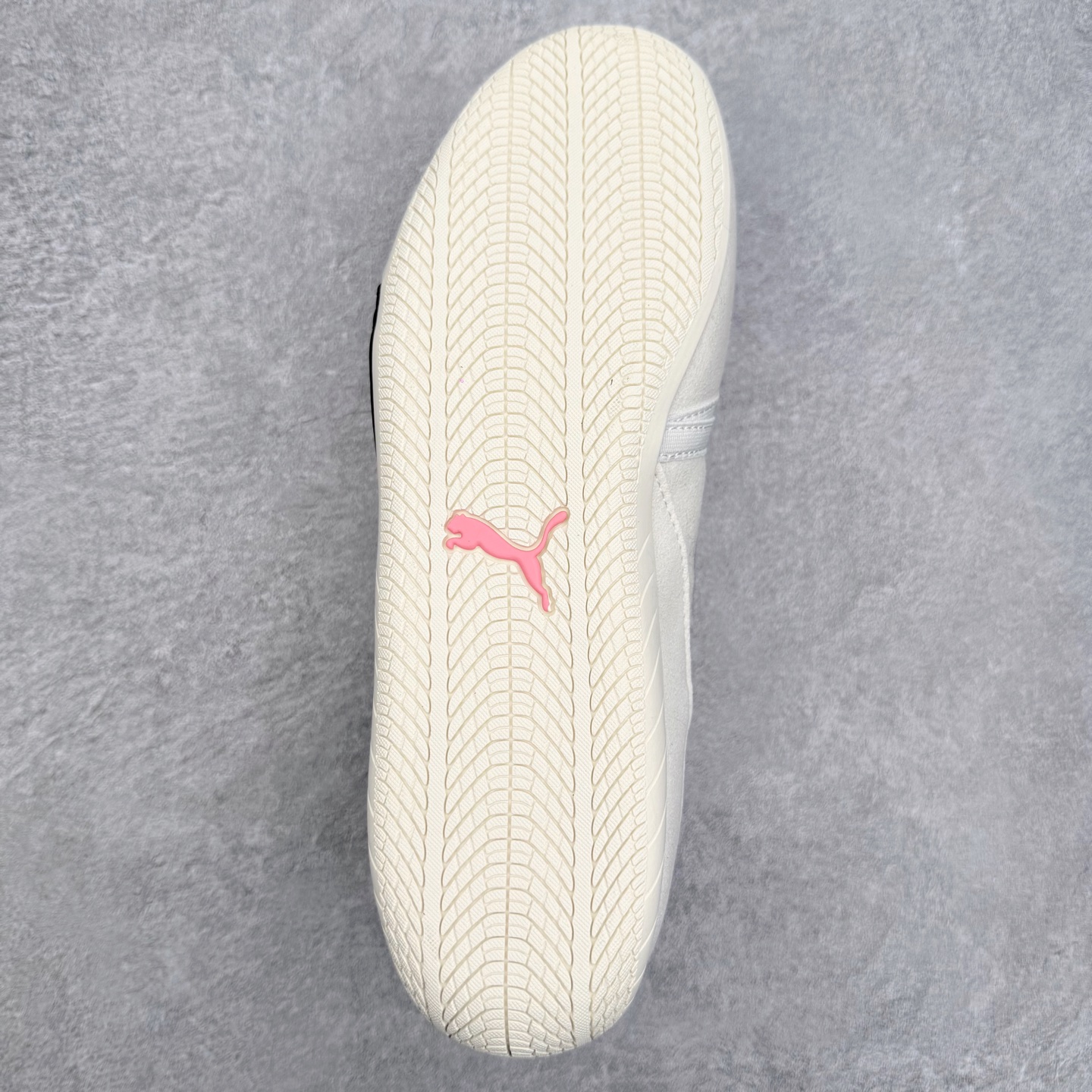 图片[9]-＃DT PUMA Speedcat Ballerina 彪马柔软舒适防滑耐磨低帮生活休闲鞋芭蕾舞鞋单鞋玛丽珍鞋 这次，PUMA决定再对Speedcat来一次创新，以芭蕾舞鞋为灵感，将芭蕾舞鞋的灵动与轻盈感与赛车鞋融为一体，带来极具个性的全新鞋款Speedcat Ballerina。Speedcat Ballerina由Speedcat去除鞋舌、鞋带以及部分鞋侧位打造而成，鞋带部分被改为如同芭蕾鞋般的交叉弹性带，PUMA的标志依旧设计于鞋侧旁，整个鞋款外观变得更加优雅。Speedcat Ballerina 还汲取了赛车鞋的抓地设计，配备经典橡胶大底。尺码：36 37 37.5 38 38.5 39 40 40.5 41-选品中心