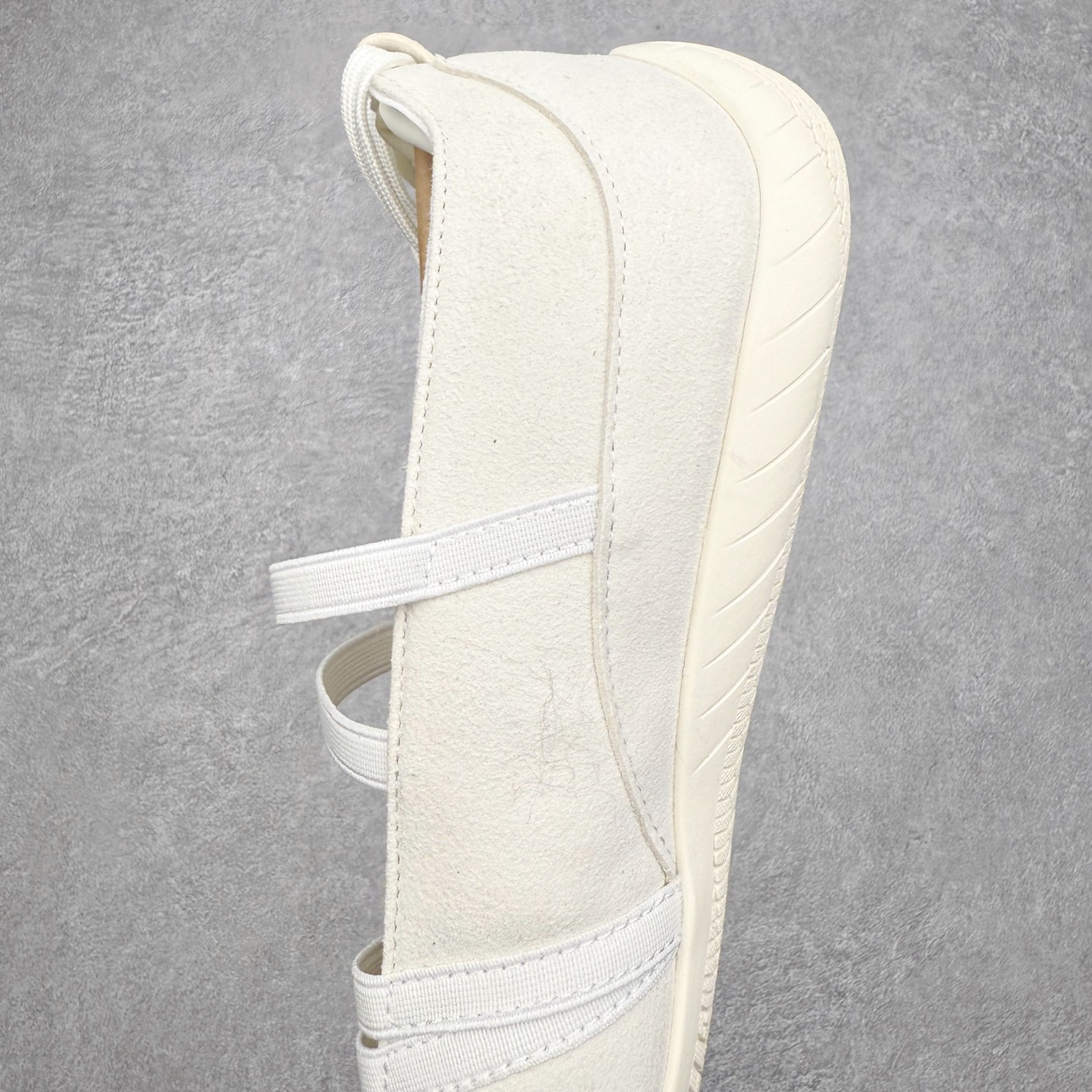 图片[7]-＃DT PUMA Speedcat Ballerina 彪马柔软舒适防滑耐磨低帮生活休闲鞋芭蕾舞鞋单鞋玛丽珍鞋 这次，PUMA决定再对Speedcat来一次创新，以芭蕾舞鞋为灵感，将芭蕾舞鞋的灵动与轻盈感与赛车鞋融为一体，带来极具个性的全新鞋款Speedcat Ballerina。Speedcat Ballerina由Speedcat去除鞋舌、鞋带以及部分鞋侧位打造而成，鞋带部分被改为如同芭蕾鞋般的交叉弹性带，PUMA的标志依旧设计于鞋侧旁，整个鞋款外观变得更加优雅。Speedcat Ballerina 还汲取了赛车鞋的抓地设计，配备经典橡胶大底。尺码：36 37 37.5 38 38.5 39 40 40.5 41-选品中心