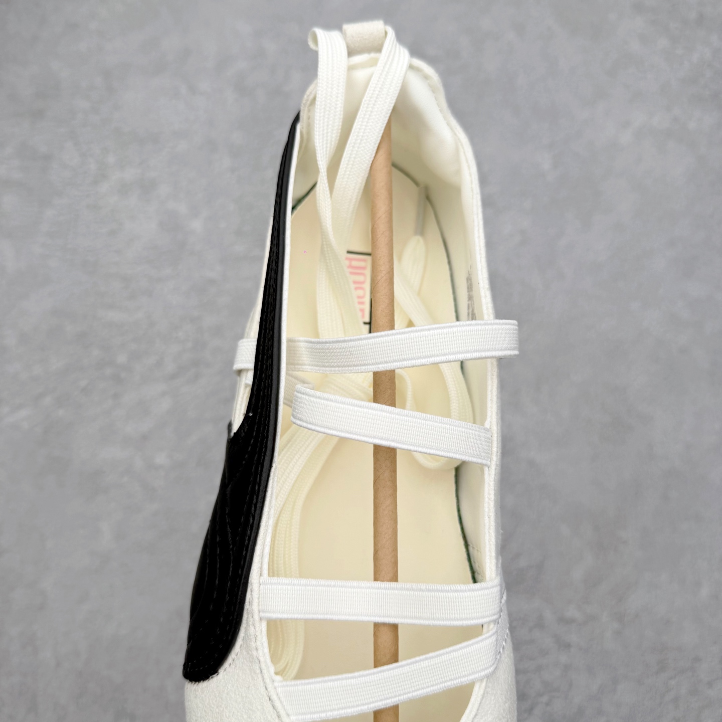 图片[5]-＃DT PUMA Speedcat Ballerina 彪马柔软舒适防滑耐磨低帮生活休闲鞋芭蕾舞鞋单鞋玛丽珍鞋 这次，PUMA决定再对Speedcat来一次创新，以芭蕾舞鞋为灵感，将芭蕾舞鞋的灵动与轻盈感与赛车鞋融为一体，带来极具个性的全新鞋款Speedcat Ballerina。Speedcat Ballerina由Speedcat去除鞋舌、鞋带以及部分鞋侧位打造而成，鞋带部分被改为如同芭蕾鞋般的交叉弹性带，PUMA的标志依旧设计于鞋侧旁，整个鞋款外观变得更加优雅。Speedcat Ballerina 还汲取了赛车鞋的抓地设计，配备经典橡胶大底。尺码：36 37 37.5 38 38.5 39 40 40.5 41-选品中心