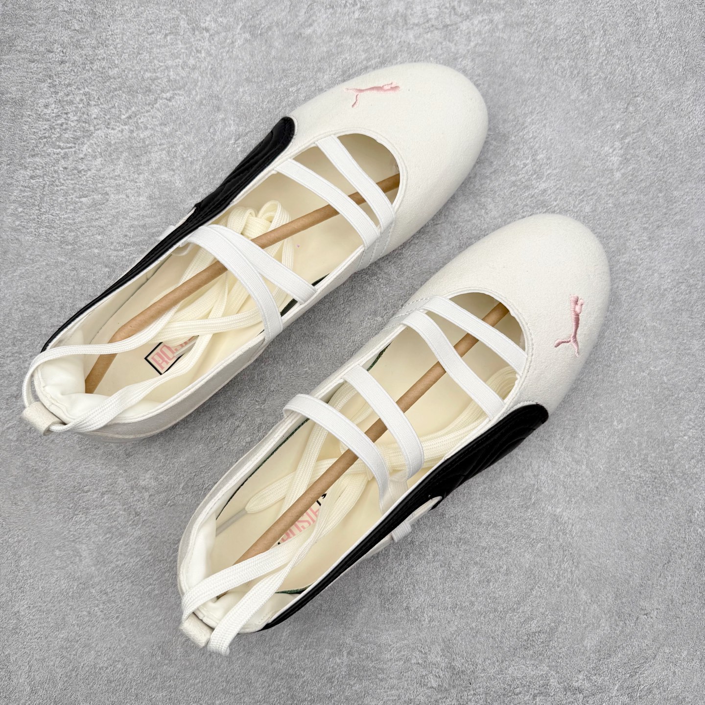 图片[3]-＃DT PUMA Speedcat Ballerina 彪马柔软舒适防滑耐磨低帮生活休闲鞋芭蕾舞鞋单鞋玛丽珍鞋 这次，PUMA决定再对Speedcat来一次创新，以芭蕾舞鞋为灵感，将芭蕾舞鞋的灵动与轻盈感与赛车鞋融为一体，带来极具个性的全新鞋款Speedcat Ballerina。Speedcat Ballerina由Speedcat去除鞋舌、鞋带以及部分鞋侧位打造而成，鞋带部分被改为如同芭蕾鞋般的交叉弹性带，PUMA的标志依旧设计于鞋侧旁，整个鞋款外观变得更加优雅。Speedcat Ballerina 还汲取了赛车鞋的抓地设计，配备经典橡胶大底。尺码：36 37 37.5 38 38.5 39 40 40.5 41-选品中心