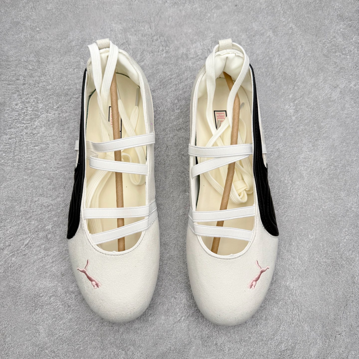 图片[2]-＃DT PUMA Speedcat Ballerina 彪马柔软舒适防滑耐磨低帮生活休闲鞋芭蕾舞鞋单鞋玛丽珍鞋 这次，PUMA决定再对Speedcat来一次创新，以芭蕾舞鞋为灵感，将芭蕾舞鞋的灵动与轻盈感与赛车鞋融为一体，带来极具个性的全新鞋款Speedcat Ballerina。Speedcat Ballerina由Speedcat去除鞋舌、鞋带以及部分鞋侧位打造而成，鞋带部分被改为如同芭蕾鞋般的交叉弹性带，PUMA的标志依旧设计于鞋侧旁，整个鞋款外观变得更加优雅。Speedcat Ballerina 还汲取了赛车鞋的抓地设计，配备经典橡胶大底。尺码：36 37 37.5 38 38.5 39 40 40.5 41-选品中心