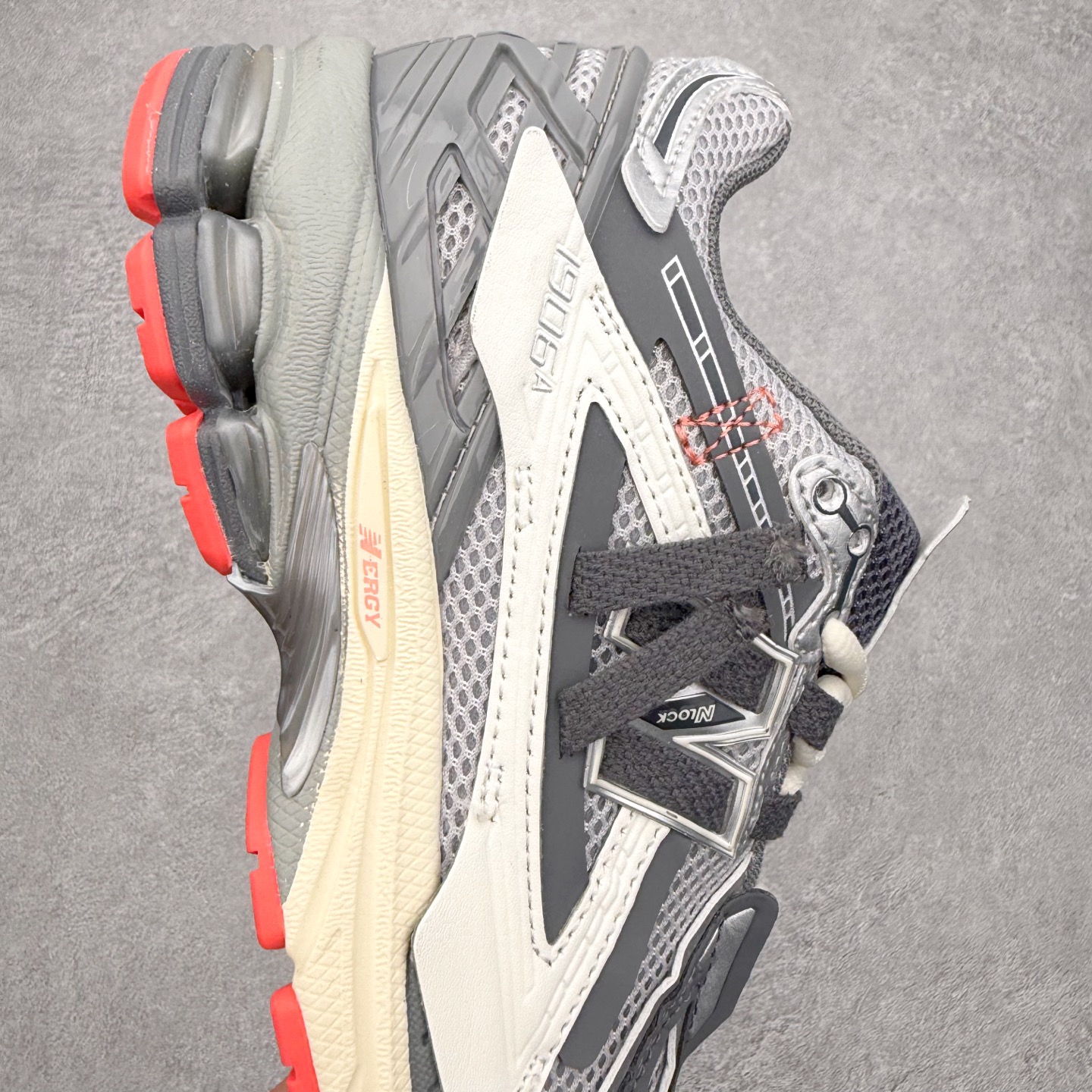 图片[6]-New Balance M1906R NB新百伦系列复古老爹风休闲运动慢跑鞋 日韩出口特供订单 全网最全配色 配套商长期套现长期补货 全新货品 正常出厂触屏不到的单价 超级跑量款 全套原楦原纸板原厂数据开发 进口三明治网面 原装进口翻毛皮料正确绒感卡色 正确中底拉帮中底网布细节 采用轻质牛剖革拼接透气网眼衬垫织物鞋面材质 T-Beam大底提供足步弓支撑 保持步态稳定 后跟搭载外露缓震胶 鞋身整体以各种深浅不一的灰色覆盖 鞋头以淡蓝色调装饰 网眼衬垫通过不规律的色块实现做旧的美感 泛黄的鞋底更是进一步增添了复古气息 尺码：36 37 37.5 38 38.5 39.5 40 40.5 41.5 42 42.5 43 44 45-选品中心