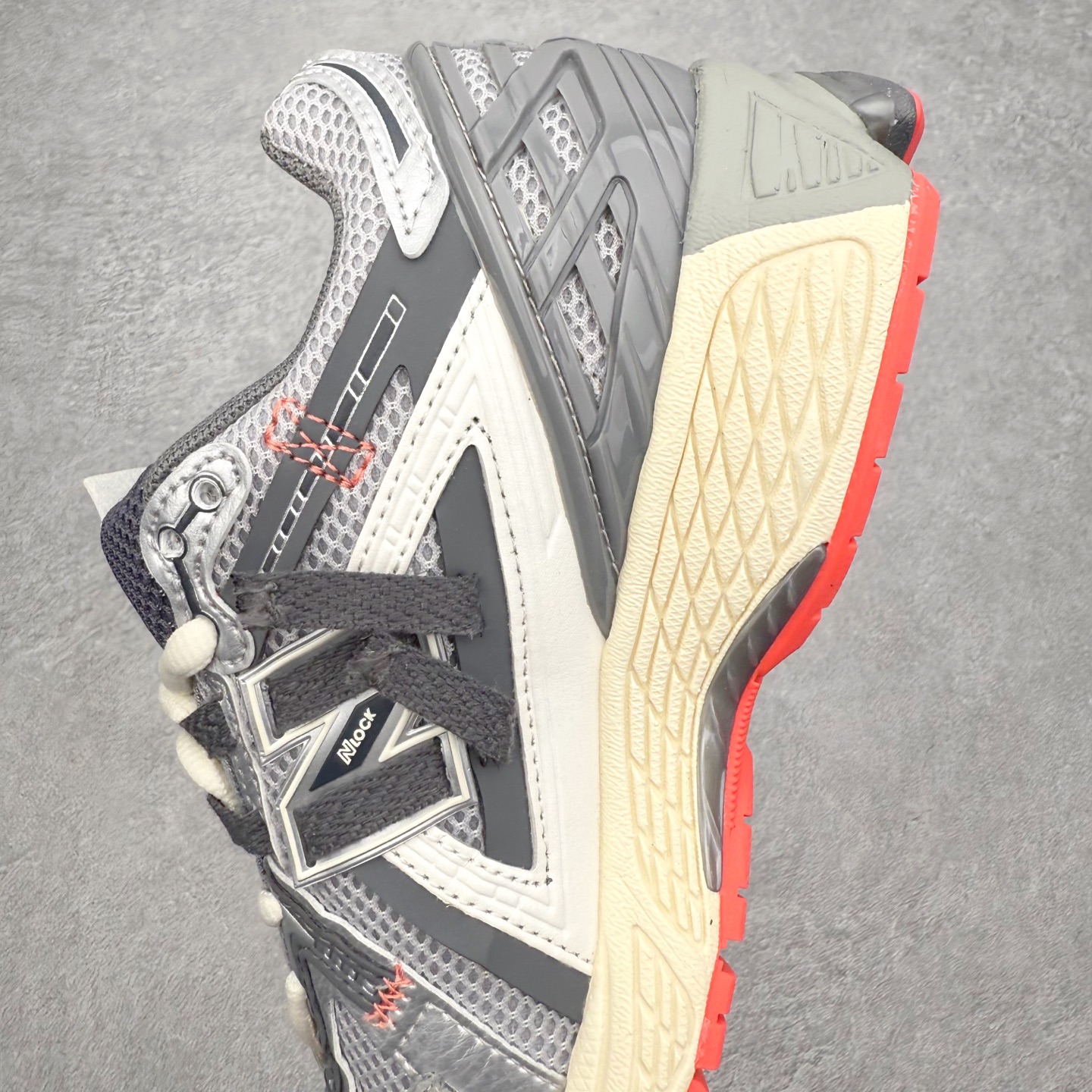 图片[7]-New Balance M1906R NB新百伦系列复古老爹风休闲运动慢跑鞋 日韩出口特供订单 全网最全配色 配套商长期套现长期补货 全新货品 正常出厂触屏不到的单价 超级跑量款 全套原楦原纸板原厂数据开发 进口三明治网面 原装进口翻毛皮料正确绒感卡色 正确中底拉帮中底网布细节 采用轻质牛剖革拼接透气网眼衬垫织物鞋面材质 T-Beam大底提供足步弓支撑 保持步态稳定 后跟搭载外露缓震胶 鞋身整体以各种深浅不一的灰色覆盖 鞋头以淡蓝色调装饰 网眼衬垫通过不规律的色块实现做旧的美感 泛黄的鞋底更是进一步增添了复古气息 尺码：36 37 37.5 38 38.5 39.5 40 40.5 41.5 42 42.5 43 44 45-选品中心