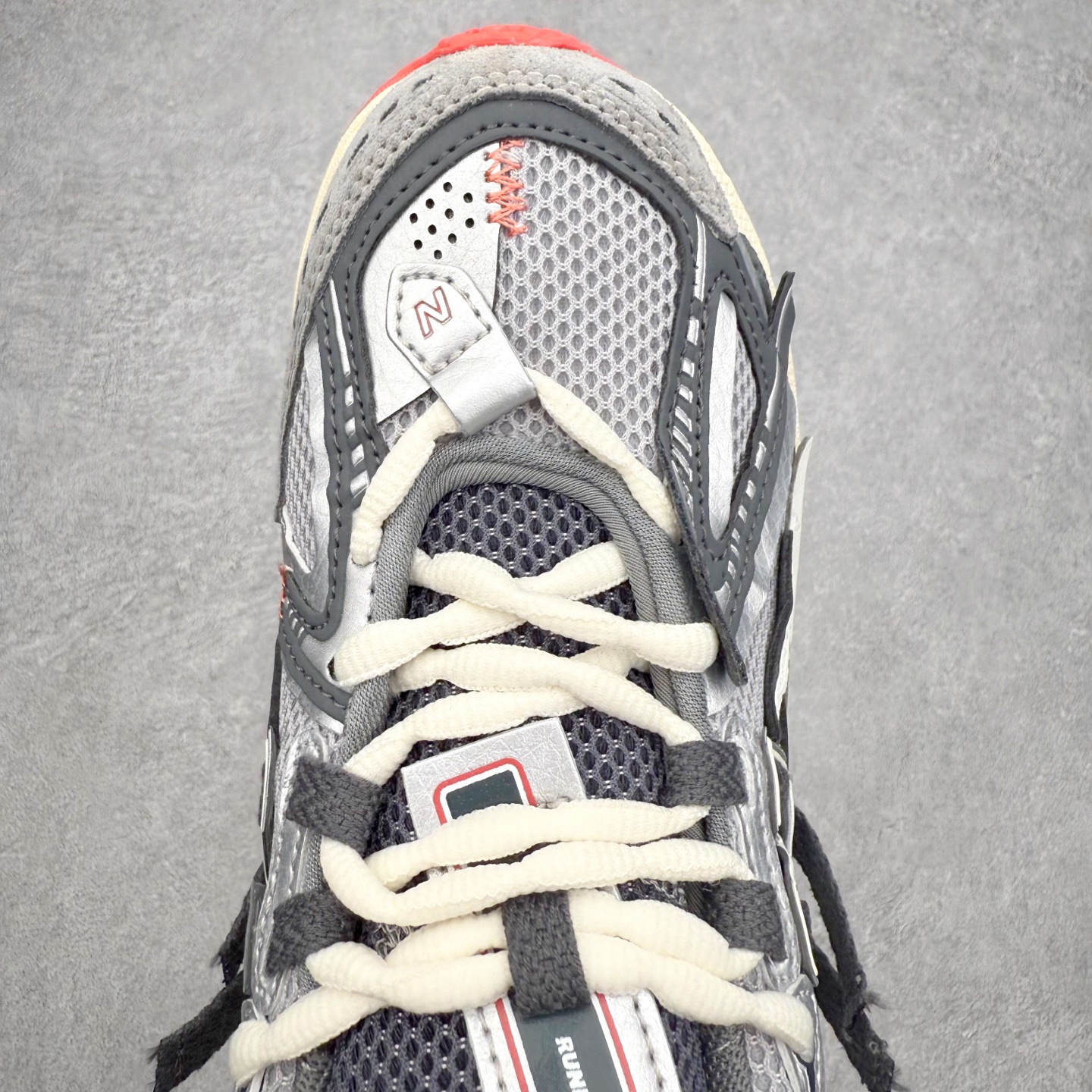 图片[4]-New Balance M1906R NB新百伦系列复古老爹风休闲运动慢跑鞋 日韩出口特供订单 全网最全配色 配套商长期套现长期补货 全新货品 正常出厂触屏不到的单价 超级跑量款 全套原楦原纸板原厂数据开发 进口三明治网面 原装进口翻毛皮料正确绒感卡色 正确中底拉帮中底网布细节 采用轻质牛剖革拼接透气网眼衬垫织物鞋面材质 T-Beam大底提供足步弓支撑 保持步态稳定 后跟搭载外露缓震胶 鞋身整体以各种深浅不一的灰色覆盖 鞋头以淡蓝色调装饰 网眼衬垫通过不规律的色块实现做旧的美感 泛黄的鞋底更是进一步增添了复古气息 尺码：36 37 37.5 38 38.5 39.5 40 40.5 41.5 42 42.5 43 44 45-选品中心