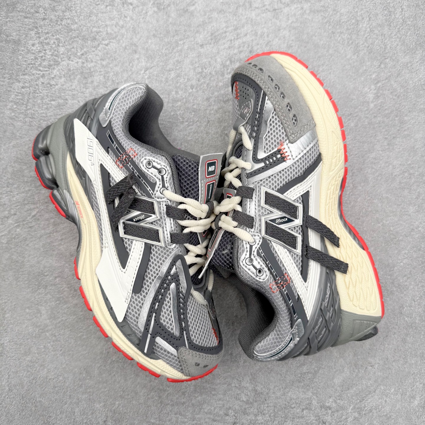 图片[3]-New Balance M1906R NB新百伦系列复古老爹风休闲运动慢跑鞋 日韩出口特供订单 全网最全配色 配套商长期套现长期补货 全新货品 正常出厂触屏不到的单价 超级跑量款 全套原楦原纸板原厂数据开发 进口三明治网面 原装进口翻毛皮料正确绒感卡色 正确中底拉帮中底网布细节 采用轻质牛剖革拼接透气网眼衬垫织物鞋面材质 T-Beam大底提供足步弓支撑 保持步态稳定 后跟搭载外露缓震胶 鞋身整体以各种深浅不一的灰色覆盖 鞋头以淡蓝色调装饰 网眼衬垫通过不规律的色块实现做旧的美感 泛黄的鞋底更是进一步增添了复古气息 尺码：36 37 37.5 38 38.5 39.5 40 40.5 41.5 42 42.5 43 44 45-选品中心