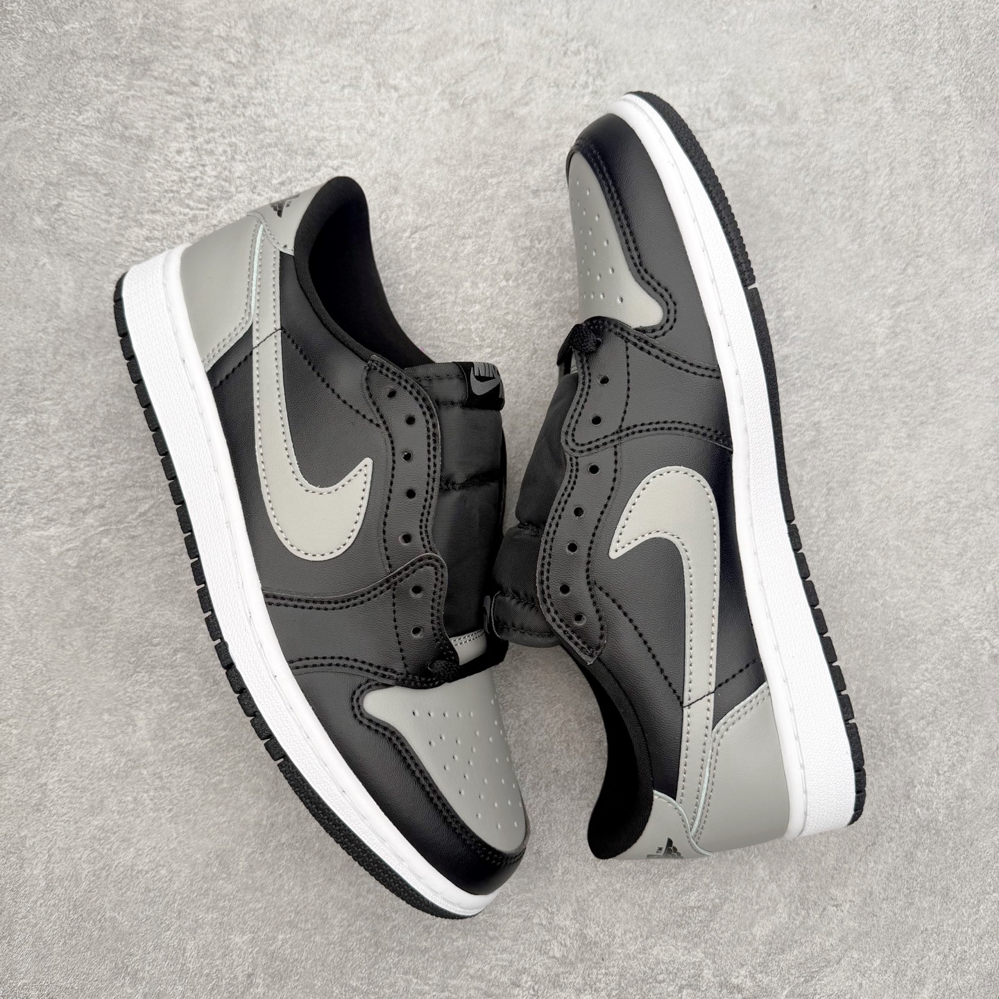 图片[3]-＃小DT Air Jordan AJ1 Low OG 低帮系列 全新流水线出品 超强性价比 DT版本平替选择 市场第二梯队 全部原鞋开发 原楦原纸板开发 全鞋电脑针车 原厂内置全掌气垫 原盒内在原标 唯一Zp原版鞋带绑法 免检产品 全新2022版型 全头层皮料 完美零毛边处理 原厂配置全掌气垫 价格定位良心 几十个配色陆续出货 实拍调校N版已经零色差零失真 百分百还原实物色彩所见即所得 不存在货不对板色差等低级问题 选购参考实物拍摄 不混卖不参货 只用心做好货严格选品 承诺混一赔十 尺码：36 36.5 37.5 38 38.5 39 40 40.5 41 42 42.5 43 44 44.5 45 46-选品中心