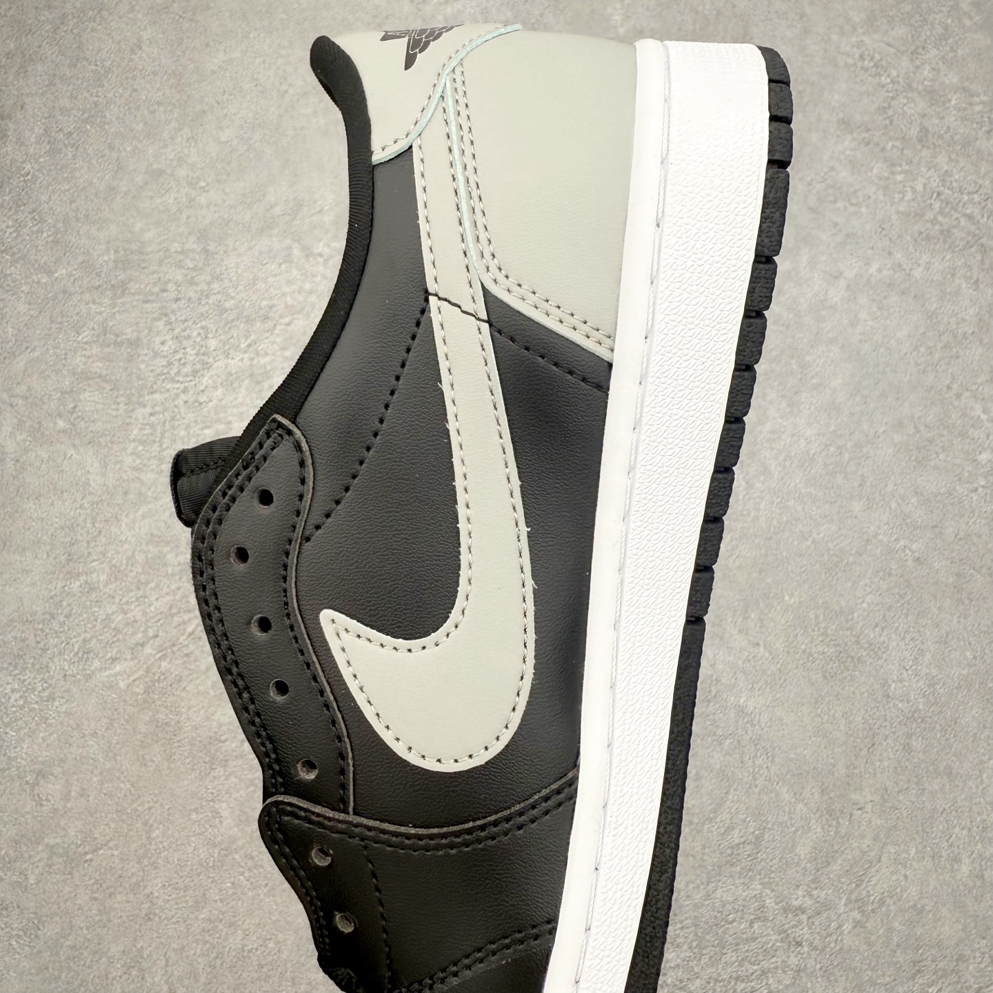 图片[7]-＃小DT Air Jordan AJ1 Low OG 低帮系列 全新流水线出品 超强性价比 DT版本平替选择 市场第二梯队 全部原鞋开发 原楦原纸板开发 全鞋电脑针车 原厂内置全掌气垫 原盒内在原标 唯一Zp原版鞋带绑法 免检产品 全新2022版型 全头层皮料 完美零毛边处理 原厂配置全掌气垫 价格定位良心 几十个配色陆续出货 实拍调校N版已经零色差零失真 百分百还原实物色彩所见即所得 不存在货不对板色差等低级问题 选购参考实物拍摄 不混卖不参货 只用心做好货严格选品 承诺混一赔十 尺码：36 36.5 37.5 38 38.5 39 40 40.5 41 42 42.5 43 44 44.5 45 46-选品中心