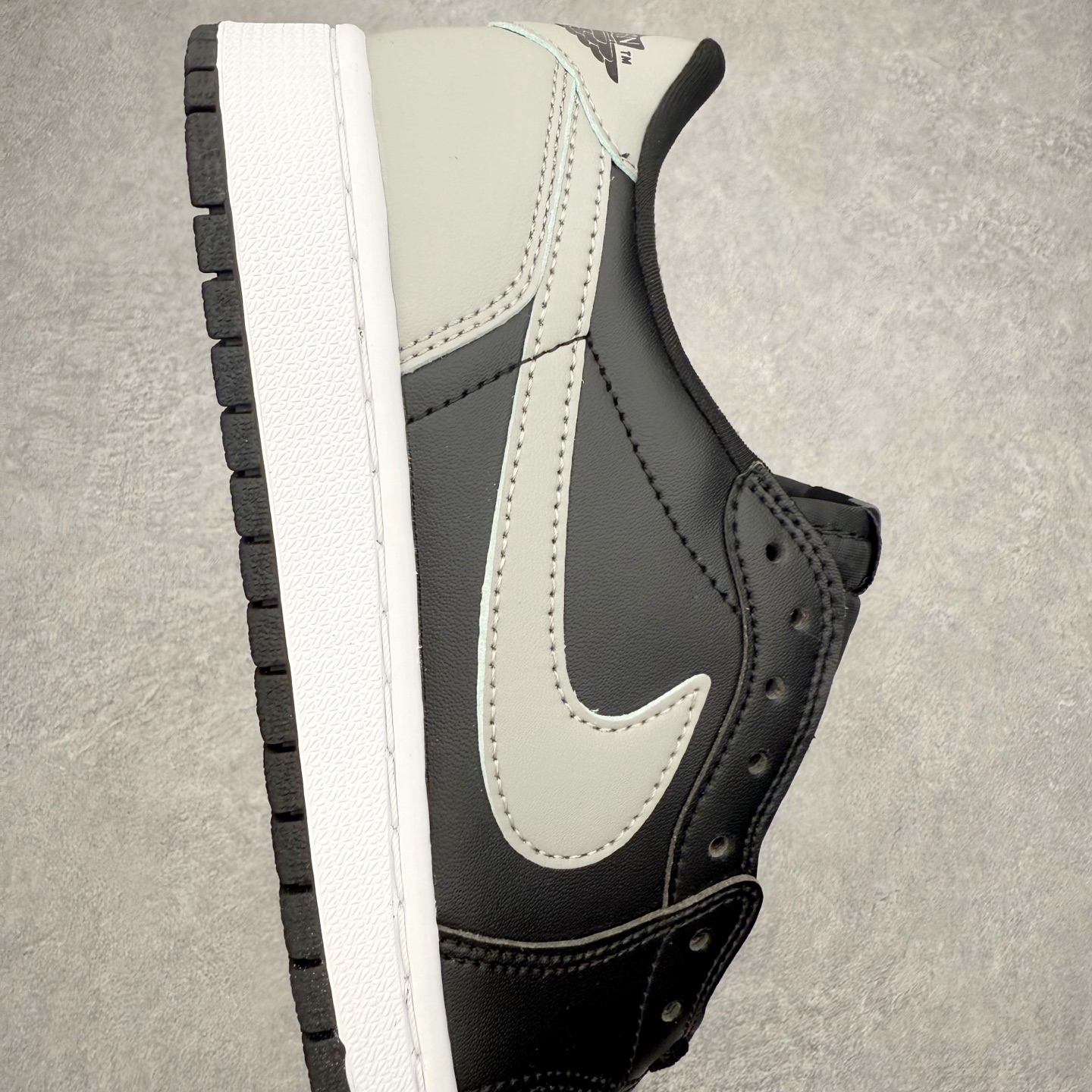 图片[6]-＃小DT Air Jordan AJ1 Low OG 低帮系列 全新流水线出品 超强性价比 DT版本平替选择 市场第二梯队 全部原鞋开发 原楦原纸板开发 全鞋电脑针车 原厂内置全掌气垫 原盒内在原标 唯一Zp原版鞋带绑法 免检产品 全新2022版型 全头层皮料 完美零毛边处理 原厂配置全掌气垫 价格定位良心 几十个配色陆续出货 实拍调校N版已经零色差零失真 百分百还原实物色彩所见即所得 不存在货不对板色差等低级问题 选购参考实物拍摄 不混卖不参货 只用心做好货严格选品 承诺混一赔十 尺码：36 36.5 37.5 38 38.5 39 40 40.5 41 42 42.5 43 44 44.5 45 46-选品中心