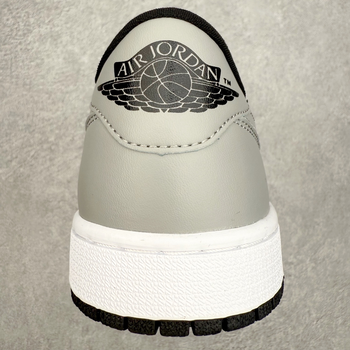 图片[8]-＃小DT Air Jordan AJ1 Low OG 低帮系列 全新流水线出品 超强性价比 DT版本平替选择 市场第二梯队 全部原鞋开发 原楦原纸板开发 全鞋电脑针车 原厂内置全掌气垫 原盒内在原标 唯一Zp原版鞋带绑法 免检产品 全新2022版型 全头层皮料 完美零毛边处理 原厂配置全掌气垫 价格定位良心 几十个配色陆续出货 实拍调校N版已经零色差零失真 百分百还原实物色彩所见即所得 不存在货不对板色差等低级问题 选购参考实物拍摄 不混卖不参货 只用心做好货严格选品 承诺混一赔十 尺码：36 36.5 37.5 38 38.5 39 40 40.5 41 42 42.5 43 44 44.5 45 46-选品中心