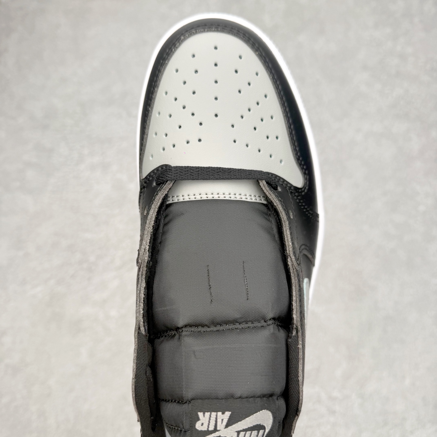 图片[4]-＃小DT Air Jordan AJ1 Low OG 低帮系列 全新流水线出品 超强性价比 DT版本平替选择 市场第二梯队 全部原鞋开发 原楦原纸板开发 全鞋电脑针车 原厂内置全掌气垫 原盒内在原标 唯一Zp原版鞋带绑法 免检产品 全新2022版型 全头层皮料 完美零毛边处理 原厂配置全掌气垫 价格定位良心 几十个配色陆续出货 实拍调校N版已经零色差零失真 百分百还原实物色彩所见即所得 不存在货不对板色差等低级问题 选购参考实物拍摄 不混卖不参货 只用心做好货严格选品 承诺混一赔十 尺码：36 36.5 37.5 38 38.5 39 40 40.5 41 42 42.5 43 44 44.5 45 46-选品中心