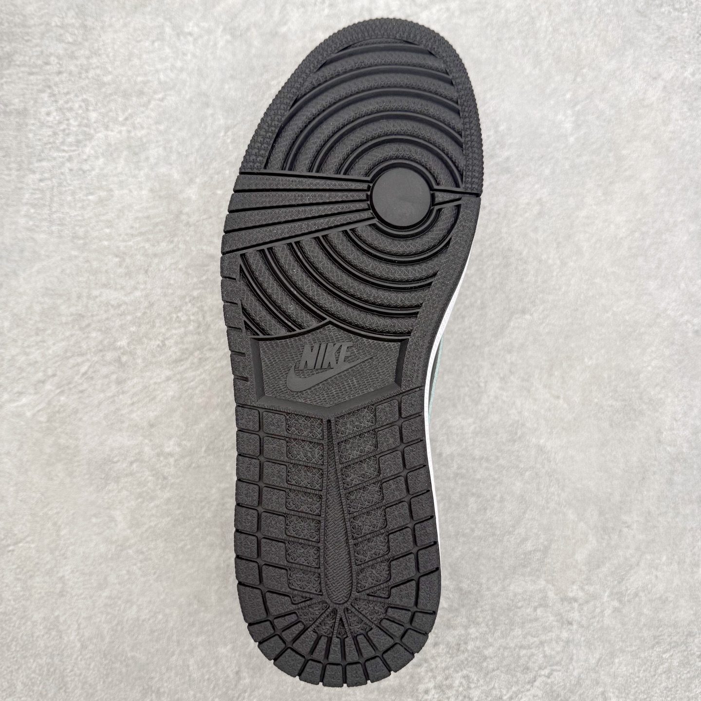 图片[9]-＃小DT Air Jordan AJ1 Low OG 低帮系列 全新流水线出品 超强性价比 DT版本平替选择 市场第二梯队 全部原鞋开发 原楦原纸板开发 全鞋电脑针车 原厂内置全掌气垫 原盒内在原标 唯一Zp原版鞋带绑法 免检产品 全新2022版型 全头层皮料 完美零毛边处理 原厂配置全掌气垫 价格定位良心 几十个配色陆续出货 实拍调校N版已经零色差零失真 百分百还原实物色彩所见即所得 不存在货不对板色差等低级问题 选购参考实物拍摄 不混卖不参货 只用心做好货严格选品 承诺混一赔十 尺码：36 36.5 37.5 38 38.5 39 40 40.5 41 42 42.5 43 44 44.5 45 46-选品中心