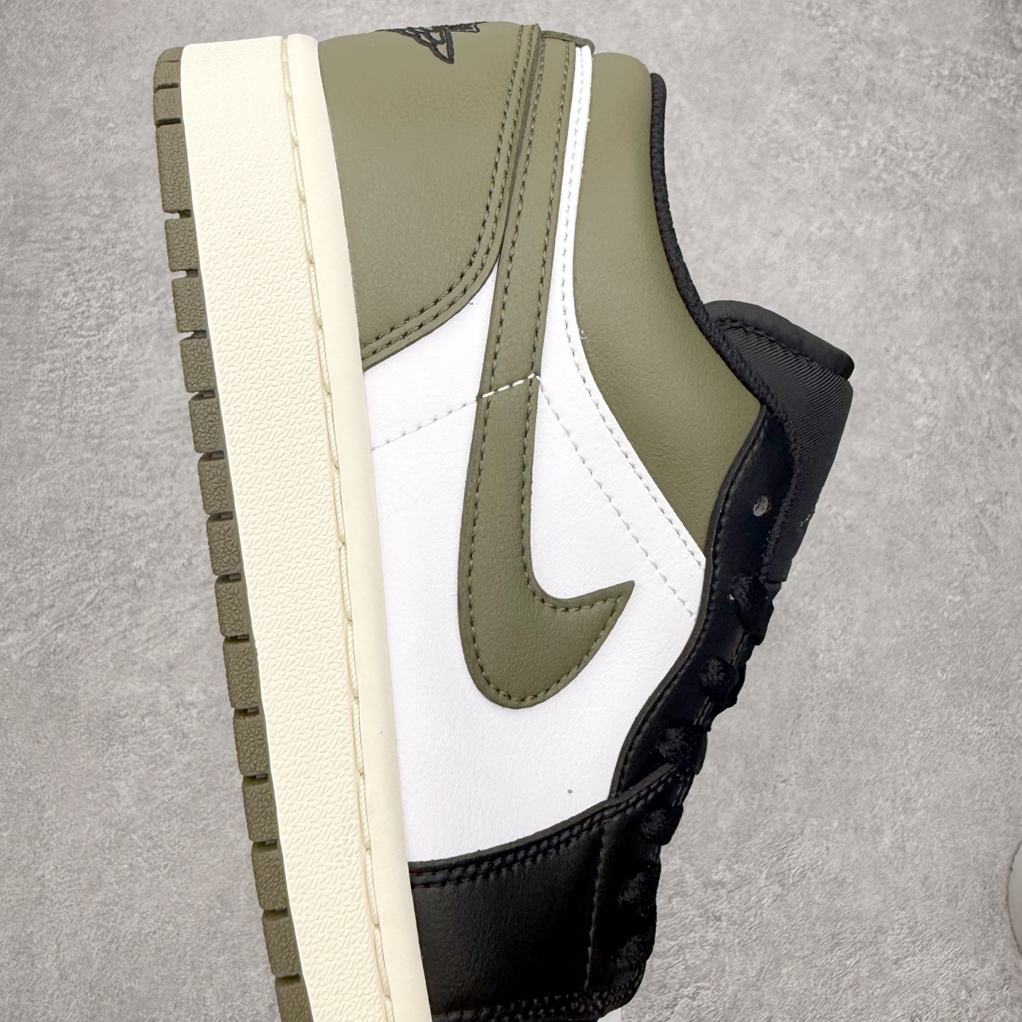 图片[6]-＃小DT Air Jordan AJ1 Low 低帮系列 全新流水线出品 超强性价比 DT版本平替选择 市场第二梯队 全部原鞋开发 原楦原纸板开发 全鞋电脑针车 原厂内置全掌气垫 原盒内在原标 唯一Zp原版鞋带绑法 免检产品 全新2022版型 全头层皮料 完美零毛边处理 原厂配置全掌气垫 价格定位良心 几十个配色陆续出货 实拍调校N版已经零色差零失真 百分百还原实物色彩所见即所得 不存在货不对板色差等低级问题 选购参考实物拍摄 不混卖不参货 只用心做好货严格选品 承诺混一赔十 尺码：36 36.5 37.5 38 38.5 39 40 40.5 41 42 42.5 43 44 44.5 45 46-选品中心