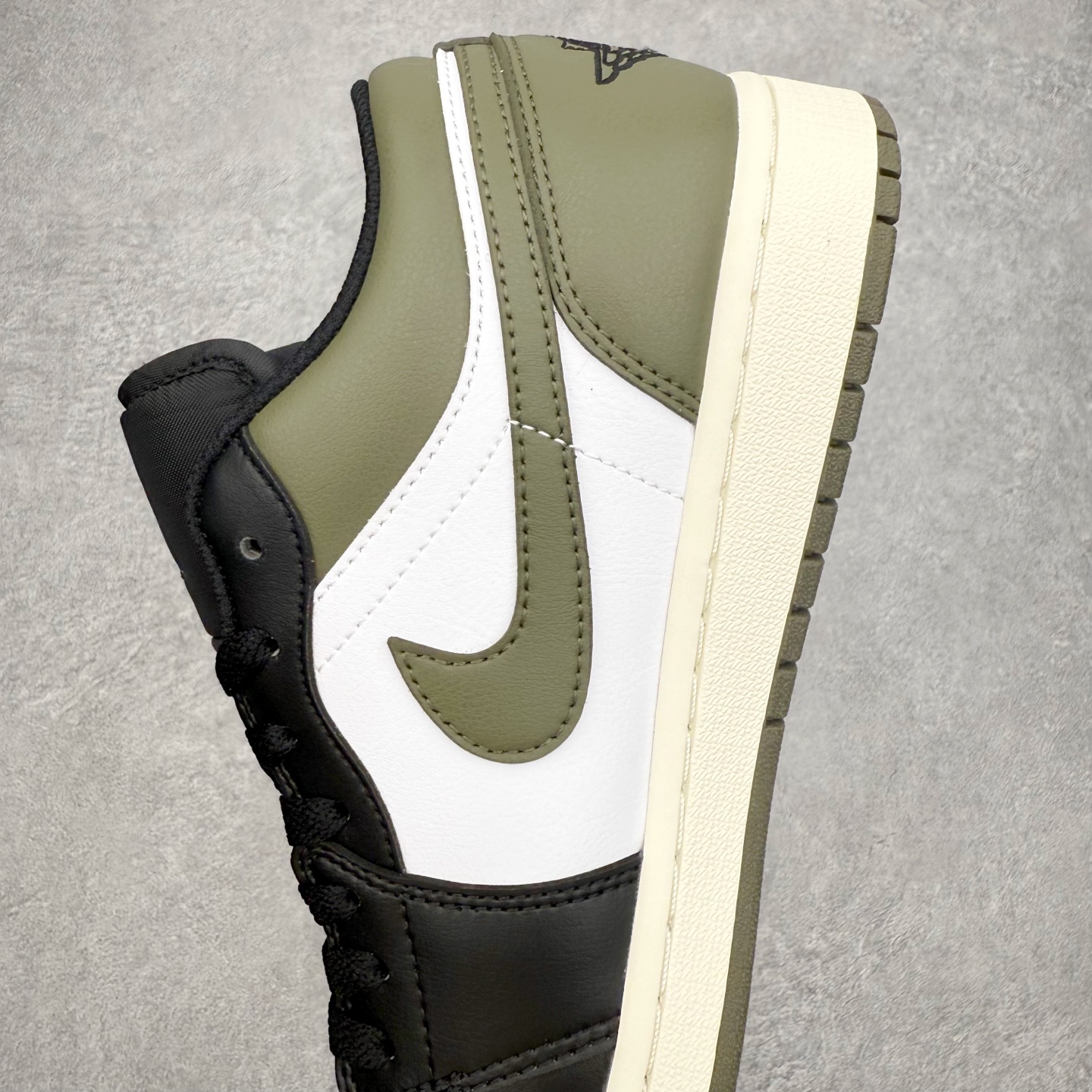 图片[7]-＃小DT Air Jordan AJ1 Low 低帮系列 全新流水线出品 超强性价比 DT版本平替选择 市场第二梯队 全部原鞋开发 原楦原纸板开发 全鞋电脑针车 原厂内置全掌气垫 原盒内在原标 唯一Zp原版鞋带绑法 免检产品 全新2022版型 全头层皮料 完美零毛边处理 原厂配置全掌气垫 价格定位良心 几十个配色陆续出货 实拍调校N版已经零色差零失真 百分百还原实物色彩所见即所得 不存在货不对板色差等低级问题 选购参考实物拍摄 不混卖不参货 只用心做好货严格选品 承诺混一赔十 尺码：36 36.5 37.5 38 38.5 39 40 40.5 41 42 42.5 43 44 44.5 45 46-选品中心