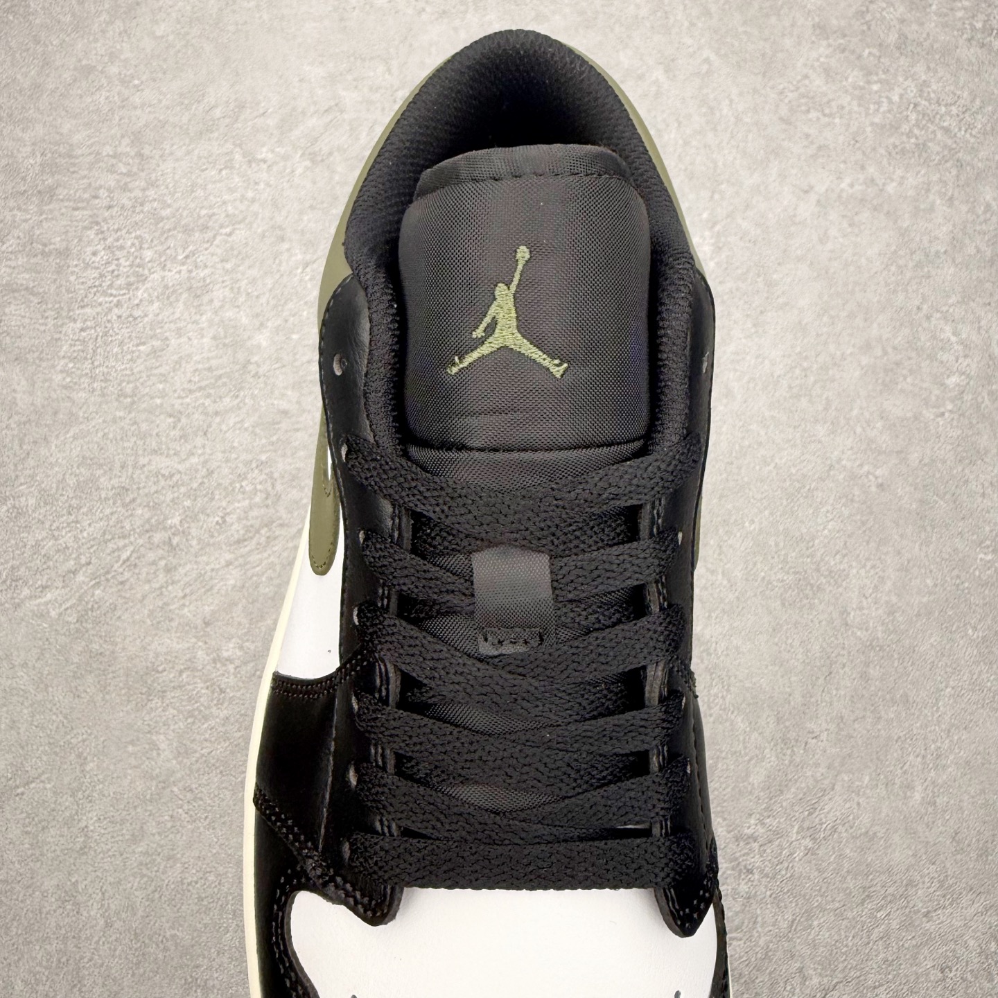 图片[5]-＃小DT Air Jordan AJ1 Low 低帮系列 全新流水线出品 超强性价比 DT版本平替选择 市场第二梯队 全部原鞋开发 原楦原纸板开发 全鞋电脑针车 原厂内置全掌气垫 原盒内在原标 唯一Zp原版鞋带绑法 免检产品 全新2022版型 全头层皮料 完美零毛边处理 原厂配置全掌气垫 价格定位良心 几十个配色陆续出货 实拍调校N版已经零色差零失真 百分百还原实物色彩所见即所得 不存在货不对板色差等低级问题 选购参考实物拍摄 不混卖不参货 只用心做好货严格选品 承诺混一赔十 尺码：36 36.5 37.5 38 38.5 39 40 40.5 41 42 42.5 43 44 44.5 45 46-选品中心