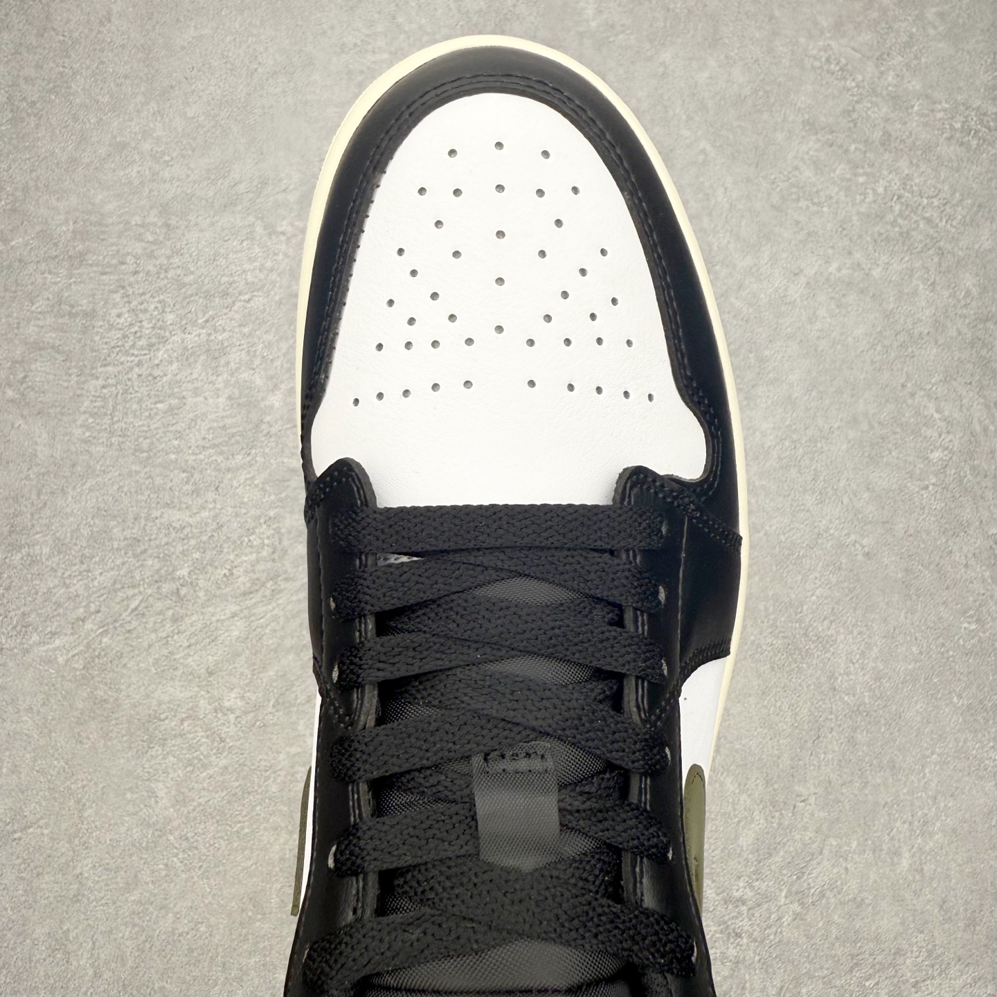图片[4]-＃小DT Air Jordan AJ1 Low 低帮系列 全新流水线出品 超强性价比 DT版本平替选择 市场第二梯队 全部原鞋开发 原楦原纸板开发 全鞋电脑针车 原厂内置全掌气垫 原盒内在原标 唯一Zp原版鞋带绑法 免检产品 全新2022版型 全头层皮料 完美零毛边处理 原厂配置全掌气垫 价格定位良心 几十个配色陆续出货 实拍调校N版已经零色差零失真 百分百还原实物色彩所见即所得 不存在货不对板色差等低级问题 选购参考实物拍摄 不混卖不参货 只用心做好货严格选品 承诺混一赔十 尺码：36 36.5 37.5 38 38.5 39 40 40.5 41 42 42.5 43 44 44.5 45 46-选品中心