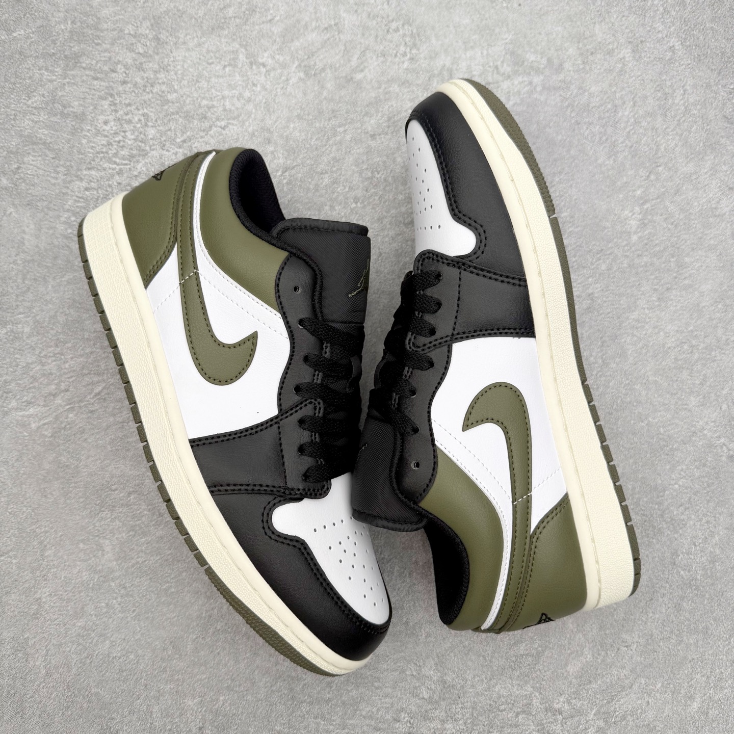 图片[3]-＃小DT Air Jordan AJ1 Low 低帮系列 全新流水线出品 超强性价比 DT版本平替选择 市场第二梯队 全部原鞋开发 原楦原纸板开发 全鞋电脑针车 原厂内置全掌气垫 原盒内在原标 唯一Zp原版鞋带绑法 免检产品 全新2022版型 全头层皮料 完美零毛边处理 原厂配置全掌气垫 价格定位良心 几十个配色陆续出货 实拍调校N版已经零色差零失真 百分百还原实物色彩所见即所得 不存在货不对板色差等低级问题 选购参考实物拍摄 不混卖不参货 只用心做好货严格选品 承诺混一赔十 尺码：36 36.5 37.5 38 38.5 39 40 40.5 41 42 42.5 43 44 44.5 45 46-选品中心