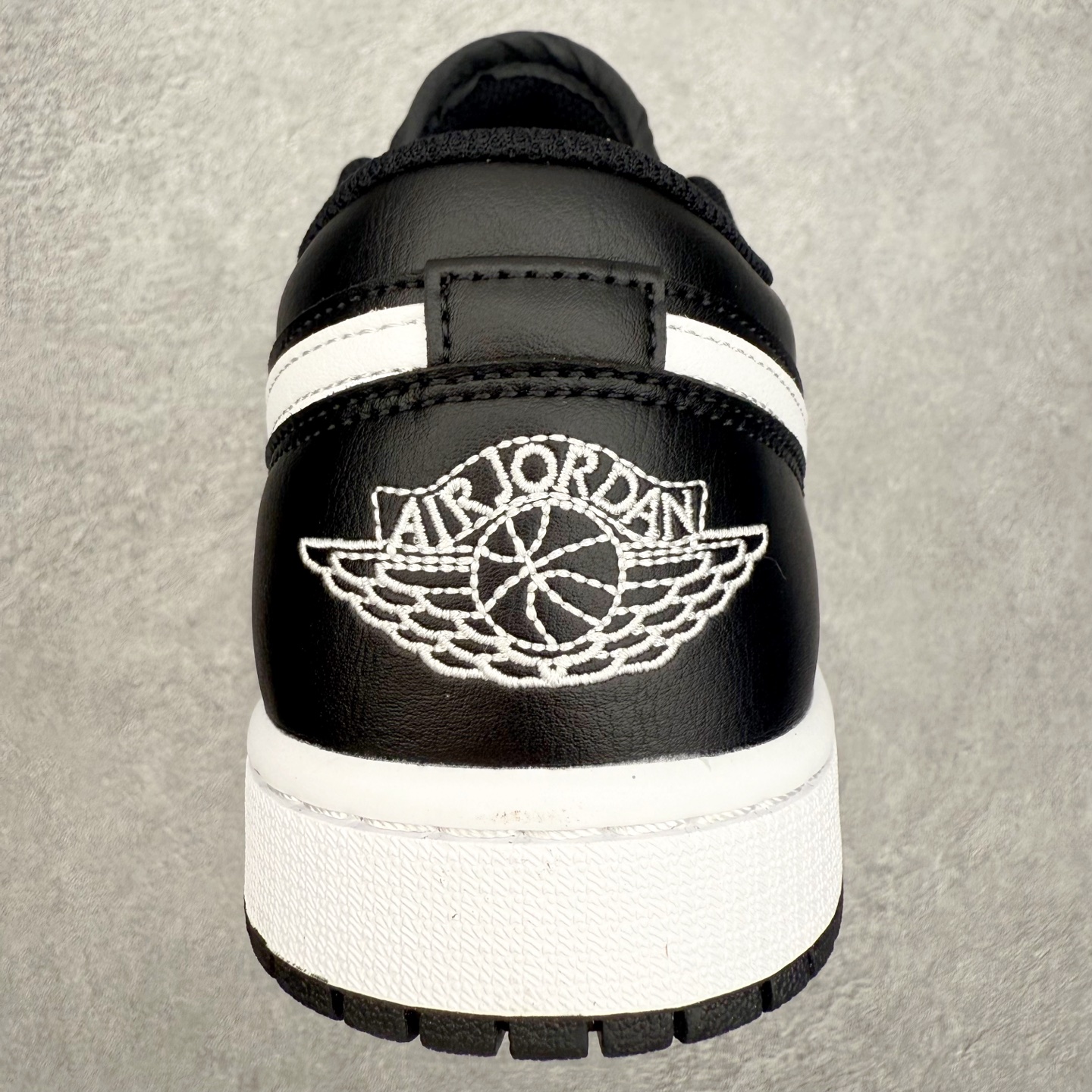 图片[8]-＃小DT Air Jordan AJ1 Low 低帮系列 全新流水线出品 超强性价比 DT版本平替选择 市场第二梯队 全部原鞋开发 原楦原纸板开发 全鞋电脑针车 原厂内置全掌气垫 原盒内在原标 唯一Zp原版鞋带绑法 免检产品 全新2022版型 全头层皮料 完美零毛边处理 原厂配置全掌气垫 价格定位良心 几十个配色陆续出货 实拍调校N版已经零色差零失真 百分百还原实物色彩所见即所得 不存在货不对板色差等低级问题 选购参考实物拍摄 不混卖不参货 只用心做好货严格选品 承诺混一赔十 尺码：36 36.5 37.5 38 38.5 39 40 40.5 41 42 42.5 43 44 44.5 45 46-选品中心
