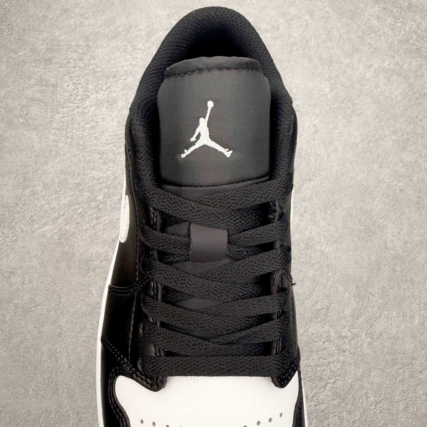 图片[5]-＃小DT Air Jordan AJ1 Low 低帮系列 全新流水线出品 超强性价比 DT版本平替选择 市场第二梯队 全部原鞋开发 原楦原纸板开发 全鞋电脑针车 原厂内置全掌气垫 原盒内在原标 唯一Zp原版鞋带绑法 免检产品 全新2022版型 全头层皮料 完美零毛边处理 原厂配置全掌气垫 价格定位良心 几十个配色陆续出货 实拍调校N版已经零色差零失真 百分百还原实物色彩所见即所得 不存在货不对板色差等低级问题 选购参考实物拍摄 不混卖不参货 只用心做好货严格选品 承诺混一赔十 尺码：36 36.5 37.5 38 38.5 39 40 40.5 41 42 42.5 43 44 44.5 45 46-选品中心