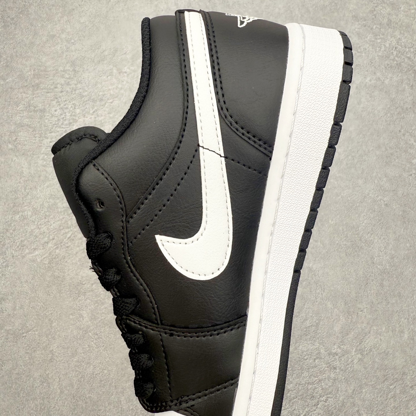 图片[7]-＃小DT Air Jordan AJ1 Low 低帮系列 全新流水线出品 超强性价比 DT版本平替选择 市场第二梯队 全部原鞋开发 原楦原纸板开发 全鞋电脑针车 原厂内置全掌气垫 原盒内在原标 唯一Zp原版鞋带绑法 免检产品 全新2022版型 全头层皮料 完美零毛边处理 原厂配置全掌气垫 价格定位良心 几十个配色陆续出货 实拍调校N版已经零色差零失真 百分百还原实物色彩所见即所得 不存在货不对板色差等低级问题 选购参考实物拍摄 不混卖不参货 只用心做好货严格选品 承诺混一赔十 尺码：36 36.5 37.5 38 38.5 39 40 40.5 41 42 42.5 43 44 44.5 45 46-选品中心