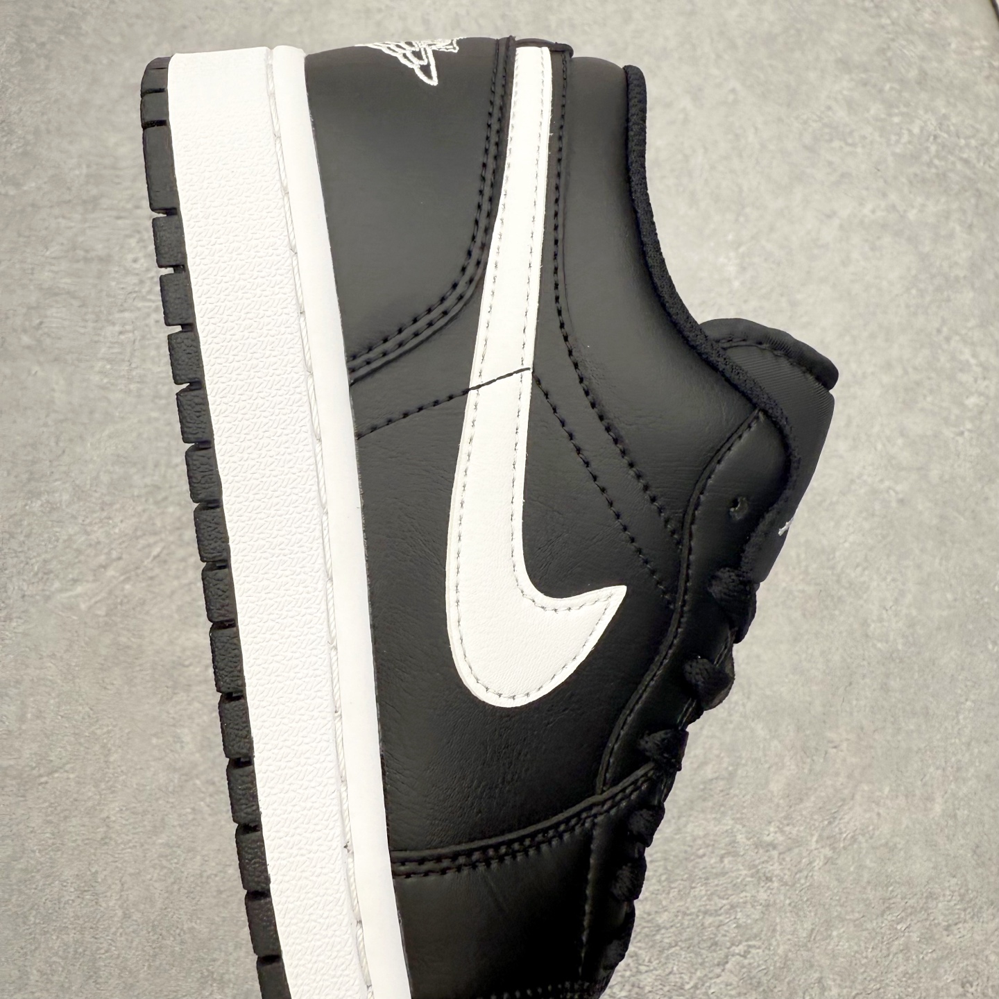 图片[6]-＃小DT Air Jordan AJ1 Low 低帮系列 全新流水线出品 超强性价比 DT版本平替选择 市场第二梯队 全部原鞋开发 原楦原纸板开发 全鞋电脑针车 原厂内置全掌气垫 原盒内在原标 唯一Zp原版鞋带绑法 免检产品 全新2022版型 全头层皮料 完美零毛边处理 原厂配置全掌气垫 价格定位良心 几十个配色陆续出货 实拍调校N版已经零色差零失真 百分百还原实物色彩所见即所得 不存在货不对板色差等低级问题 选购参考实物拍摄 不混卖不参货 只用心做好货严格选品 承诺混一赔十 尺码：36 36.5 37.5 38 38.5 39 40 40.5 41 42 42.5 43 44 44.5 45 46-选品中心