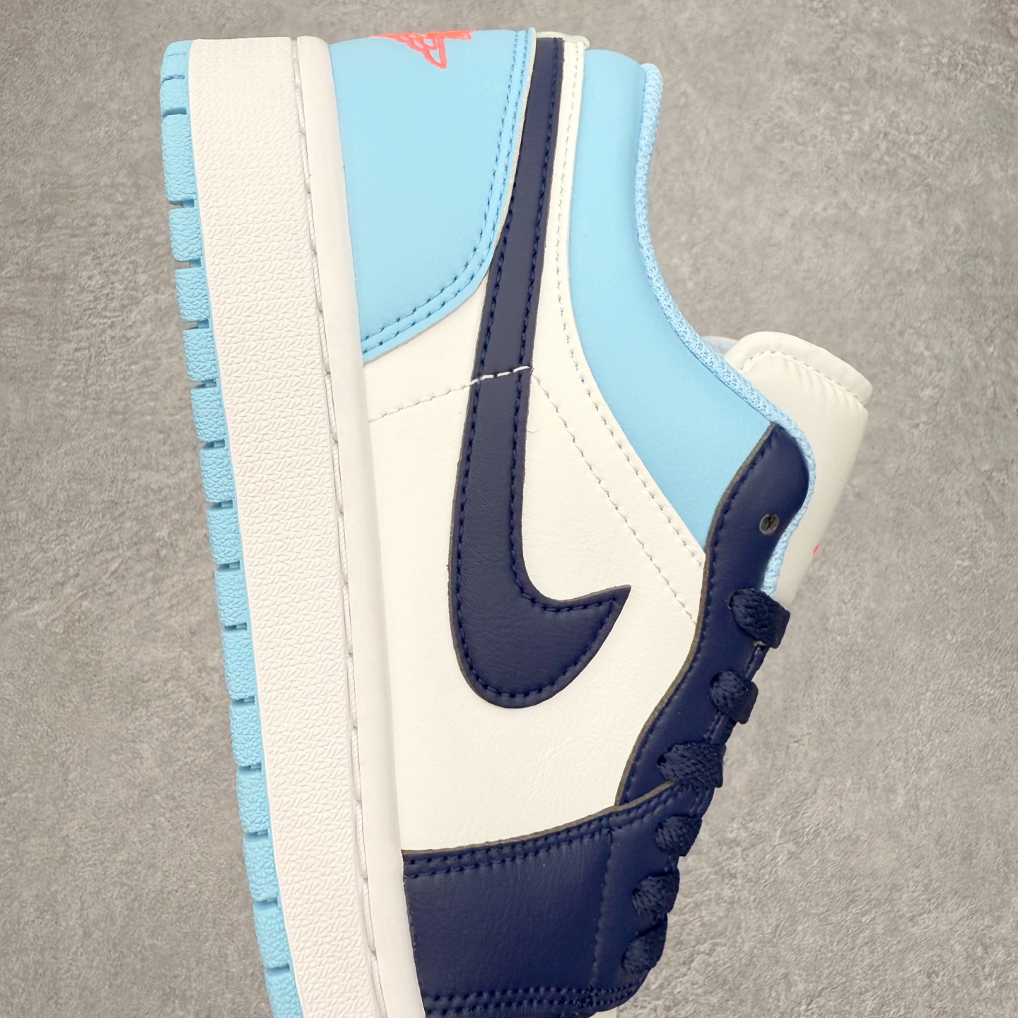 图片[6]-＃小DT Air Jordan AJ1 Low 低帮系列 全新流水线出品 超强性价比 DT版本平替选择 市场第二梯队 全部原鞋开发 原楦原纸板开发 全鞋电脑针车 原厂内置全掌气垫 原盒内在原标 唯一Zp原版鞋带绑法 免检产品 全新2022版型 全头层皮料 完美零毛边处理 原厂配置全掌气垫 价格定位良心 几十个配色陆续出货 实拍调校N版已经零色差零失真 百分百还原实物色彩所见即所得 不存在货不对板色差等低级问题 选购参考实物拍摄 不混卖不参货 只用心做好货严格选品 承诺混一赔十 尺码：36 36.5 37.5 38 38.5 39 40 40.5 41 42 42.5 43 44 44.5 45 46-选品中心