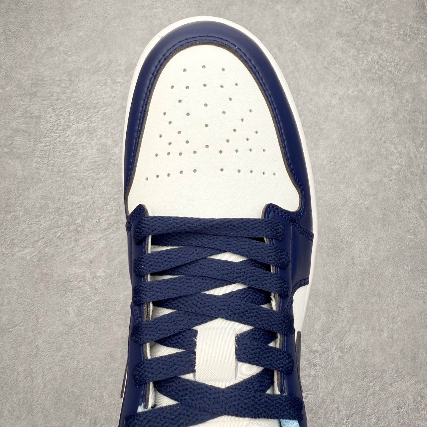 图片[4]-＃小DT Air Jordan AJ1 Low 低帮系列 全新流水线出品 超强性价比 DT版本平替选择 市场第二梯队 全部原鞋开发 原楦原纸板开发 全鞋电脑针车 原厂内置全掌气垫 原盒内在原标 唯一Zp原版鞋带绑法 免检产品 全新2022版型 全头层皮料 完美零毛边处理 原厂配置全掌气垫 价格定位良心 几十个配色陆续出货 实拍调校N版已经零色差零失真 百分百还原实物色彩所见即所得 不存在货不对板色差等低级问题 选购参考实物拍摄 不混卖不参货 只用心做好货严格选品 承诺混一赔十 尺码：36 36.5 37.5 38 38.5 39 40 40.5 41 42 42.5 43 44 44.5 45 46-选品中心