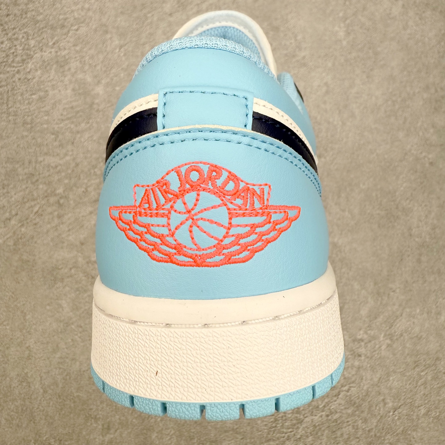 图片[8]-＃小DT Air Jordan AJ1 Low 低帮系列 全新流水线出品 超强性价比 DT版本平替选择 市场第二梯队 全部原鞋开发 原楦原纸板开发 全鞋电脑针车 原厂内置全掌气垫 原盒内在原标 唯一Zp原版鞋带绑法 免检产品 全新2022版型 全头层皮料 完美零毛边处理 原厂配置全掌气垫 价格定位良心 几十个配色陆续出货 实拍调校N版已经零色差零失真 百分百还原实物色彩所见即所得 不存在货不对板色差等低级问题 选购参考实物拍摄 不混卖不参货 只用心做好货严格选品 承诺混一赔十 尺码：36 36.5 37.5 38 38.5 39 40 40.5 41 42 42.5 43 44 44.5 45 46-选品中心