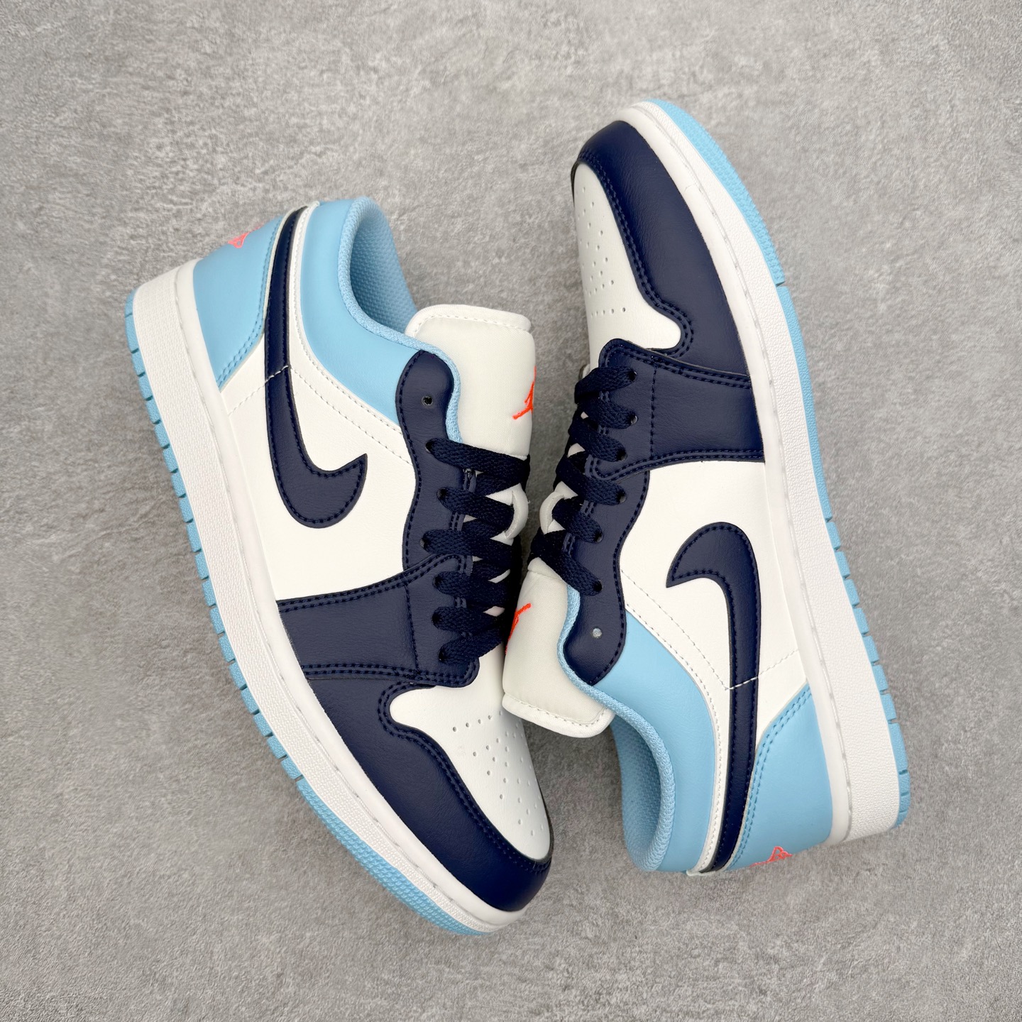 图片[3]-＃小DT Air Jordan AJ1 Low 低帮系列 全新流水线出品 超强性价比 DT版本平替选择 市场第二梯队 全部原鞋开发 原楦原纸板开发 全鞋电脑针车 原厂内置全掌气垫 原盒内在原标 唯一Zp原版鞋带绑法 免检产品 全新2022版型 全头层皮料 完美零毛边处理 原厂配置全掌气垫 价格定位良心 几十个配色陆续出货 实拍调校N版已经零色差零失真 百分百还原实物色彩所见即所得 不存在货不对板色差等低级问题 选购参考实物拍摄 不混卖不参货 只用心做好货严格选品 承诺混一赔十 尺码：36 36.5 37.5 38 38.5 39 40 40.5 41 42 42.5 43 44 44.5 45 46-选品中心