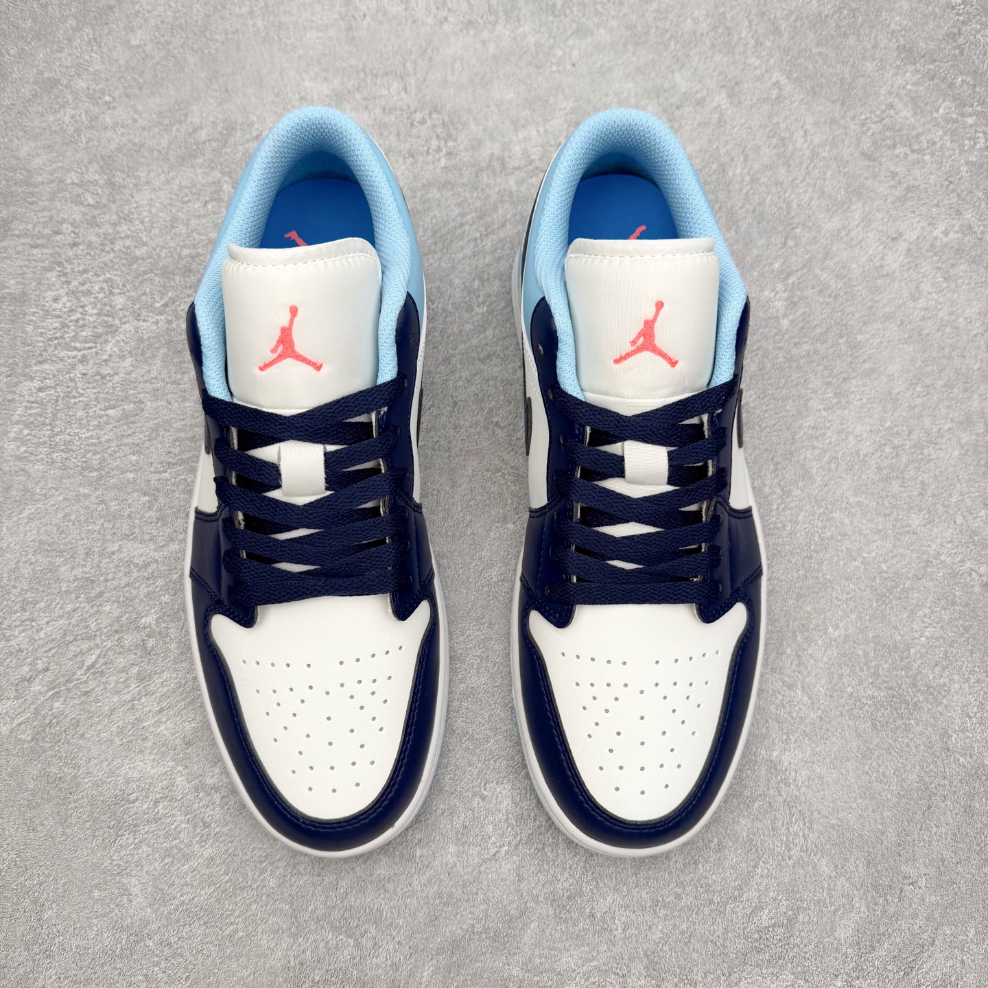图片[2]-＃小DT Air Jordan AJ1 Low 低帮系列 全新流水线出品 超强性价比 DT版本平替选择 市场第二梯队 全部原鞋开发 原楦原纸板开发 全鞋电脑针车 原厂内置全掌气垫 原盒内在原标 唯一Zp原版鞋带绑法 免检产品 全新2022版型 全头层皮料 完美零毛边处理 原厂配置全掌气垫 价格定位良心 几十个配色陆续出货 实拍调校N版已经零色差零失真 百分百还原实物色彩所见即所得 不存在货不对板色差等低级问题 选购参考实物拍摄 不混卖不参货 只用心做好货严格选品 承诺混一赔十 尺码：36 36.5 37.5 38 38.5 39 40 40.5 41 42 42.5 43 44 44.5 45 46-选品中心