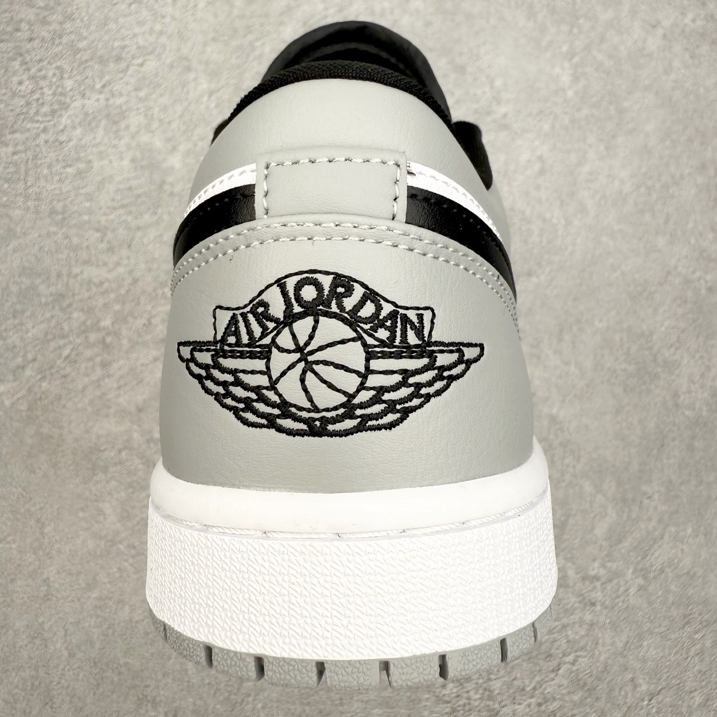 图片[8]-＃小DT Air Jordan AJ1 Low 低帮系列 全新流水线出品 超强性价比 DT版本平替选择 市场第二梯队 全部原鞋开发 原楦原纸板开发 全鞋电脑针车 原厂内置全掌气垫 原盒内在原标 唯一Zp原版鞋带绑法 免检产品 全新2022版型 全头层皮料 完美零毛边处理 原厂配置全掌气垫 价格定位良心 几十个配色陆续出货 实拍调校N版已经零色差零失真 百分百还原实物色彩所见即所得 不存在货不对板色差等低级问题 选购参考实物拍摄 不混卖不参货 只用心做好货严格选品 承诺混一赔十 尺码：36 36.5 37.5 38 38.5 39 40 40.5 41 42 42.5 43 44 44.5 45 46-选品中心