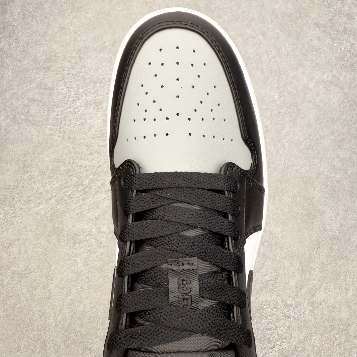 图片[4]-＃小DT Air Jordan AJ1 Low 低帮系列 全新流水线出品 超强性价比 DT版本平替选择 市场第二梯队 全部原鞋开发 原楦原纸板开发 全鞋电脑针车 原厂内置全掌气垫 原盒内在原标 唯一Zp原版鞋带绑法 免检产品 全新2022版型 全头层皮料 完美零毛边处理 原厂配置全掌气垫 价格定位良心 几十个配色陆续出货 实拍调校N版已经零色差零失真 百分百还原实物色彩所见即所得 不存在货不对板色差等低级问题 选购参考实物拍摄 不混卖不参货 只用心做好货严格选品 承诺混一赔十 尺码：36 36.5 37.5 38 38.5 39 40 40.5 41 42 42.5 43 44 44.5 45 46-选品中心