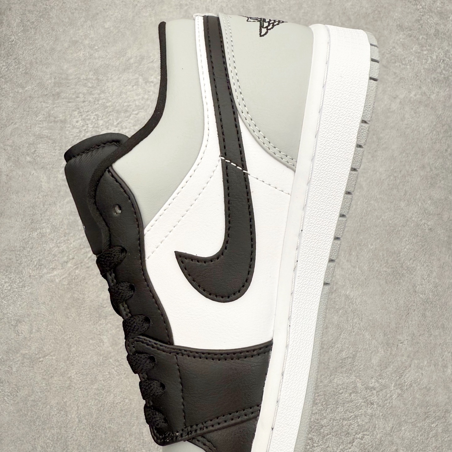 图片[7]-＃小DT Air Jordan AJ1 Low 低帮系列 全新流水线出品 超强性价比 DT版本平替选择 市场第二梯队 全部原鞋开发 原楦原纸板开发 全鞋电脑针车 原厂内置全掌气垫 原盒内在原标 唯一Zp原版鞋带绑法 免检产品 全新2022版型 全头层皮料 完美零毛边处理 原厂配置全掌气垫 价格定位良心 几十个配色陆续出货 实拍调校N版已经零色差零失真 百分百还原实物色彩所见即所得 不存在货不对板色差等低级问题 选购参考实物拍摄 不混卖不参货 只用心做好货严格选品 承诺混一赔十 尺码：36 36.5 37.5 38 38.5 39 40 40.5 41 42 42.5 43 44 44.5 45 46-选品中心