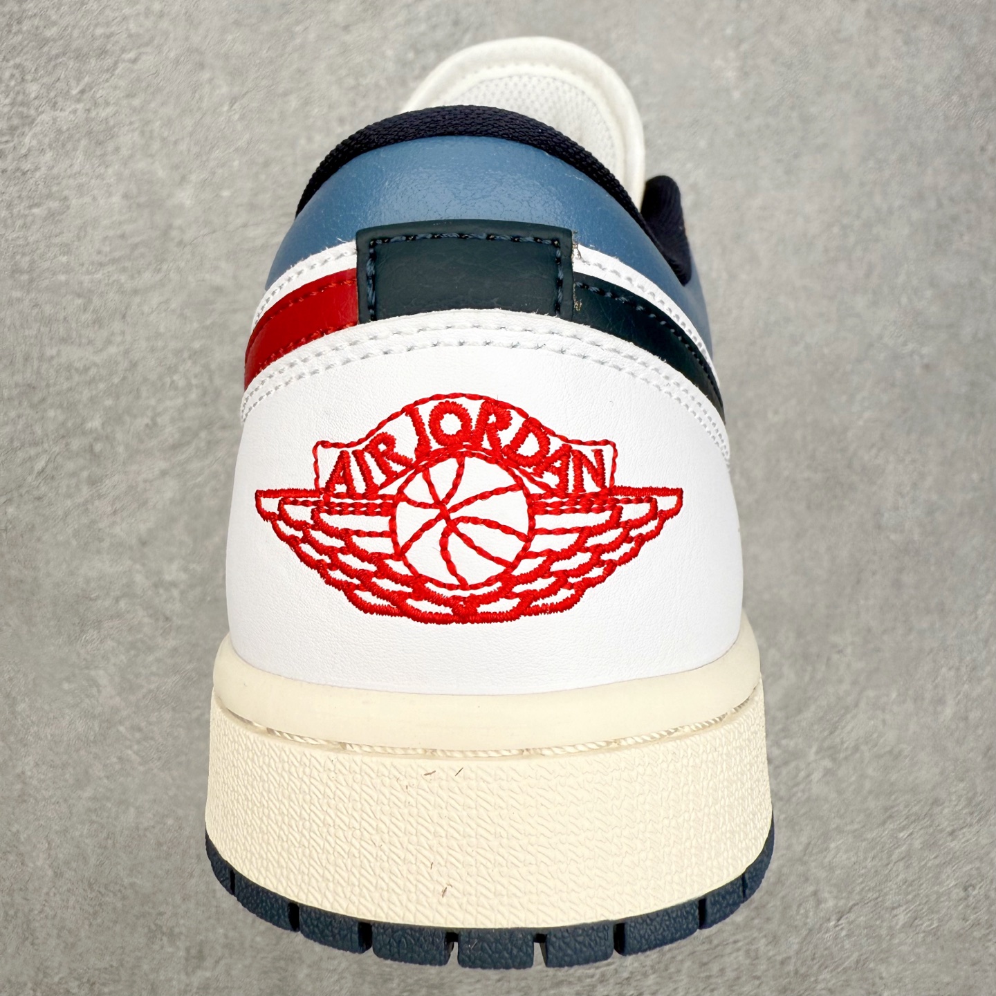 图片[8]-＃小DT Air Jordan AJ1 Low 低帮系列 全新流水线出品 超强性价比 DT版本平替选择 市场第二梯队 全部原鞋开发 原楦原纸板开发 全鞋电脑针车 原厂内置全掌气垫 原盒内在原标 唯一Zp原版鞋带绑法 免检产品 全新2022版型 全头层皮料 完美零毛边处理 原厂配置全掌气垫 价格定位良心 几十个配色陆续出货 实拍调校N版已经零色差零失真 百分百还原实物色彩所见即所得 不存在货不对板色差等低级问题 选购参考实物拍摄 不混卖不参货 只用心做好货严格选品 承诺混一赔十 尺码：36 36.5 37.5 38 38.5 39 40 40.5 41 42 42.5 43 44 44.5 45 46-选品中心