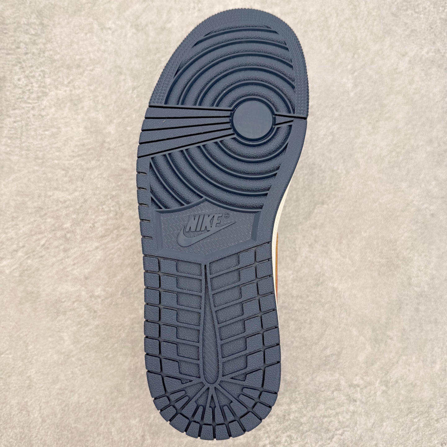 图片[9]-＃小DT Air Jordan AJ1 Low 低帮系列 全新流水线出品 超强性价比 DT版本平替选择 市场第二梯队 全部原鞋开发 原楦原纸板开发 全鞋电脑针车 原厂内置全掌气垫 原盒内在原标 唯一Zp原版鞋带绑法 免检产品 全新2022版型 全头层皮料 完美零毛边处理 原厂配置全掌气垫 价格定位良心 几十个配色陆续出货 实拍调校N版已经零色差零失真 百分百还原实物色彩所见即所得 不存在货不对板色差等低级问题 选购参考实物拍摄 不混卖不参货 只用心做好货严格选品 承诺混一赔十 尺码：36 36.5 37.5 38 38.5 39 40 40.5 41 42 42.5 43 44 44.5 45 46-选品中心