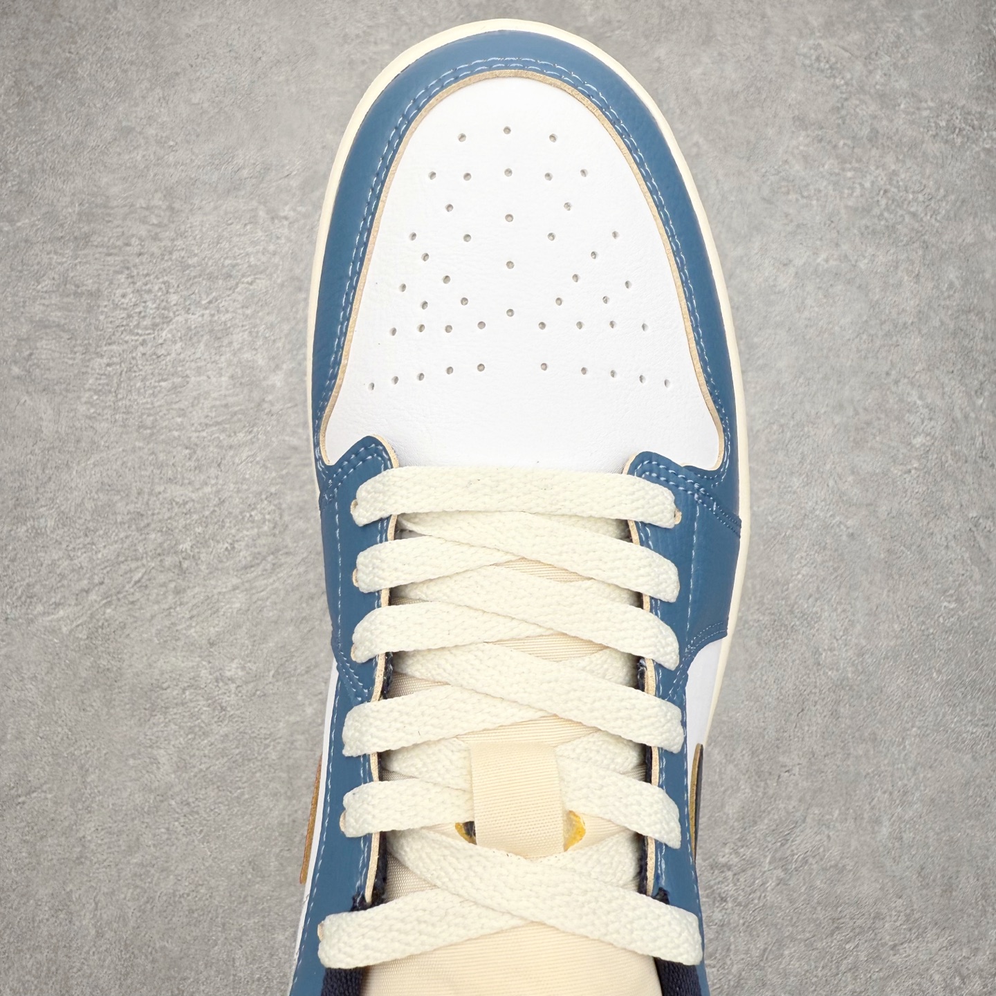 图片[4]-＃小DT Air Jordan AJ1 Low 低帮系列 全新流水线出品 超强性价比 DT版本平替选择 市场第二梯队 全部原鞋开发 原楦原纸板开发 全鞋电脑针车 原厂内置全掌气垫 原盒内在原标 唯一Zp原版鞋带绑法 免检产品 全新2022版型 全头层皮料 完美零毛边处理 原厂配置全掌气垫 价格定位良心 几十个配色陆续出货 实拍调校N版已经零色差零失真 百分百还原实物色彩所见即所得 不存在货不对板色差等低级问题 选购参考实物拍摄 不混卖不参货 只用心做好货严格选品 承诺混一赔十 尺码：36 36.5 37.5 38 38.5 39 40 40.5 41 42 42.5 43 44 44.5 45 46-选品中心