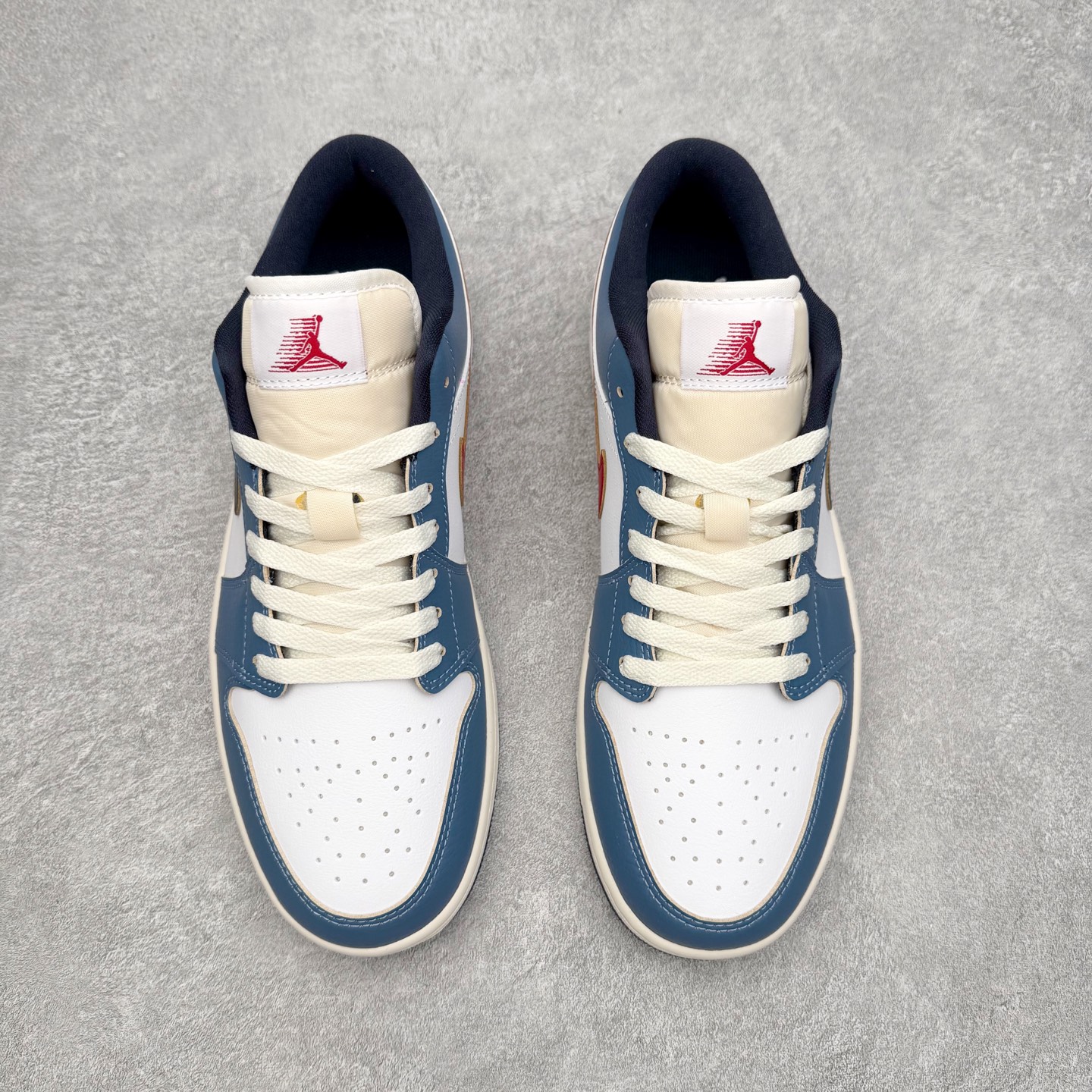 图片[2]-＃小DT Air Jordan AJ1 Low 低帮系列 全新流水线出品 超强性价比 DT版本平替选择 市场第二梯队 全部原鞋开发 原楦原纸板开发 全鞋电脑针车 原厂内置全掌气垫 原盒内在原标 唯一Zp原版鞋带绑法 免检产品 全新2022版型 全头层皮料 完美零毛边处理 原厂配置全掌气垫 价格定位良心 几十个配色陆续出货 实拍调校N版已经零色差零失真 百分百还原实物色彩所见即所得 不存在货不对板色差等低级问题 选购参考实物拍摄 不混卖不参货 只用心做好货严格选品 承诺混一赔十 尺码：36 36.5 37.5 38 38.5 39 40 40.5 41 42 42.5 43 44 44.5 45 46-选品中心