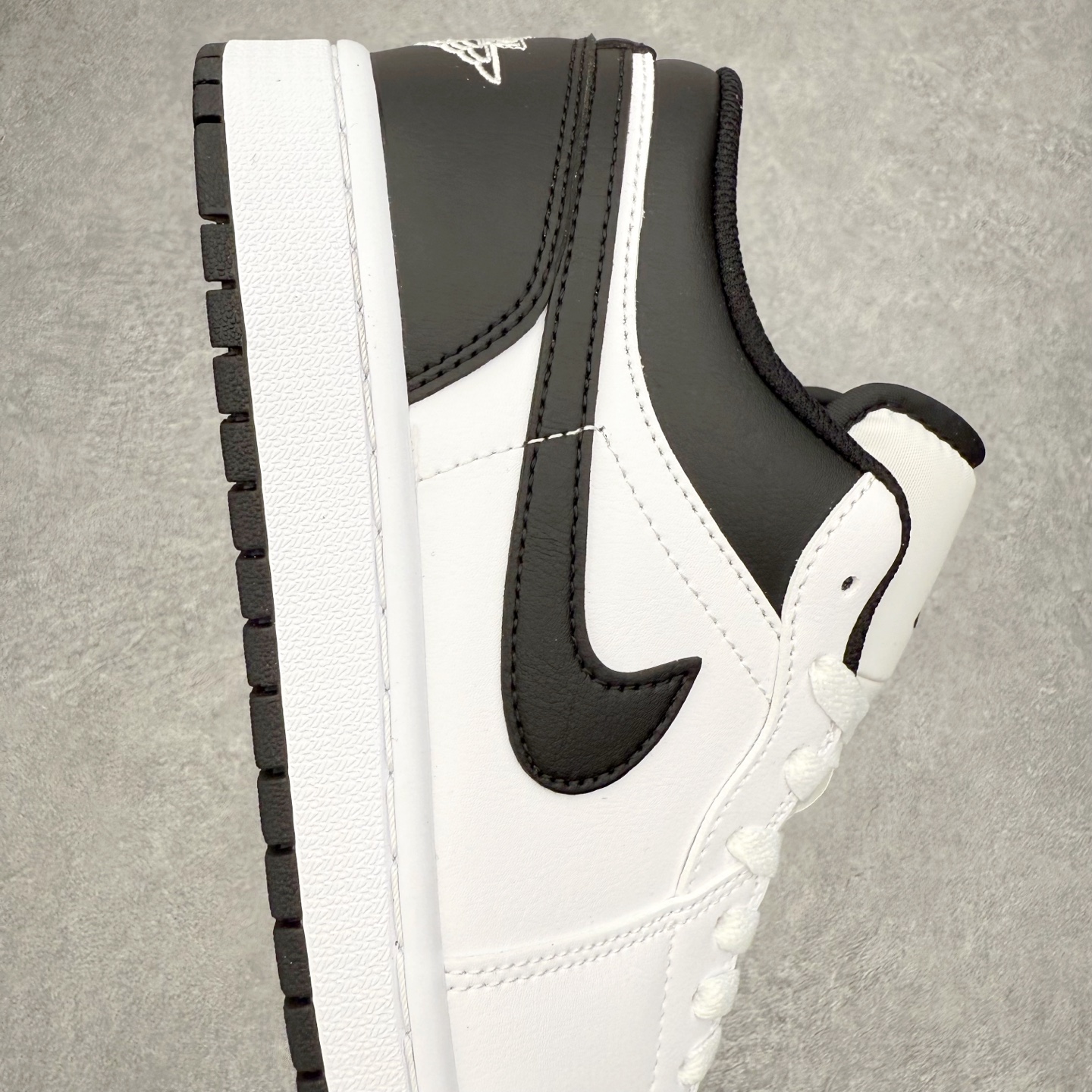 图片[6]-＃小DT Air Jordan AJ1 Low 低帮系列 全新流水线出品 超强性价比 DT版本平替选择 市场第二梯队 全部原鞋开发 原楦原纸板开发 全鞋电脑针车 原厂内置全掌气垫 原盒内在原标 唯一Zp原版鞋带绑法 免检产品 全新2022版型 全头层皮料 完美零毛边处理 原厂配置全掌气垫 价格定位良心 几十个配色陆续出货 实拍调校N版已经零色差零失真 百分百还原实物色彩所见即所得 不存在货不对板色差等低级问题 选购参考实物拍摄 不混卖不参货 只用心做好货严格选品 承诺混一赔十 尺码：36 36.5 37.5 38 38.5 39 40 40.5 41 42 42.5 43 44 44.5 45 46-选品中心