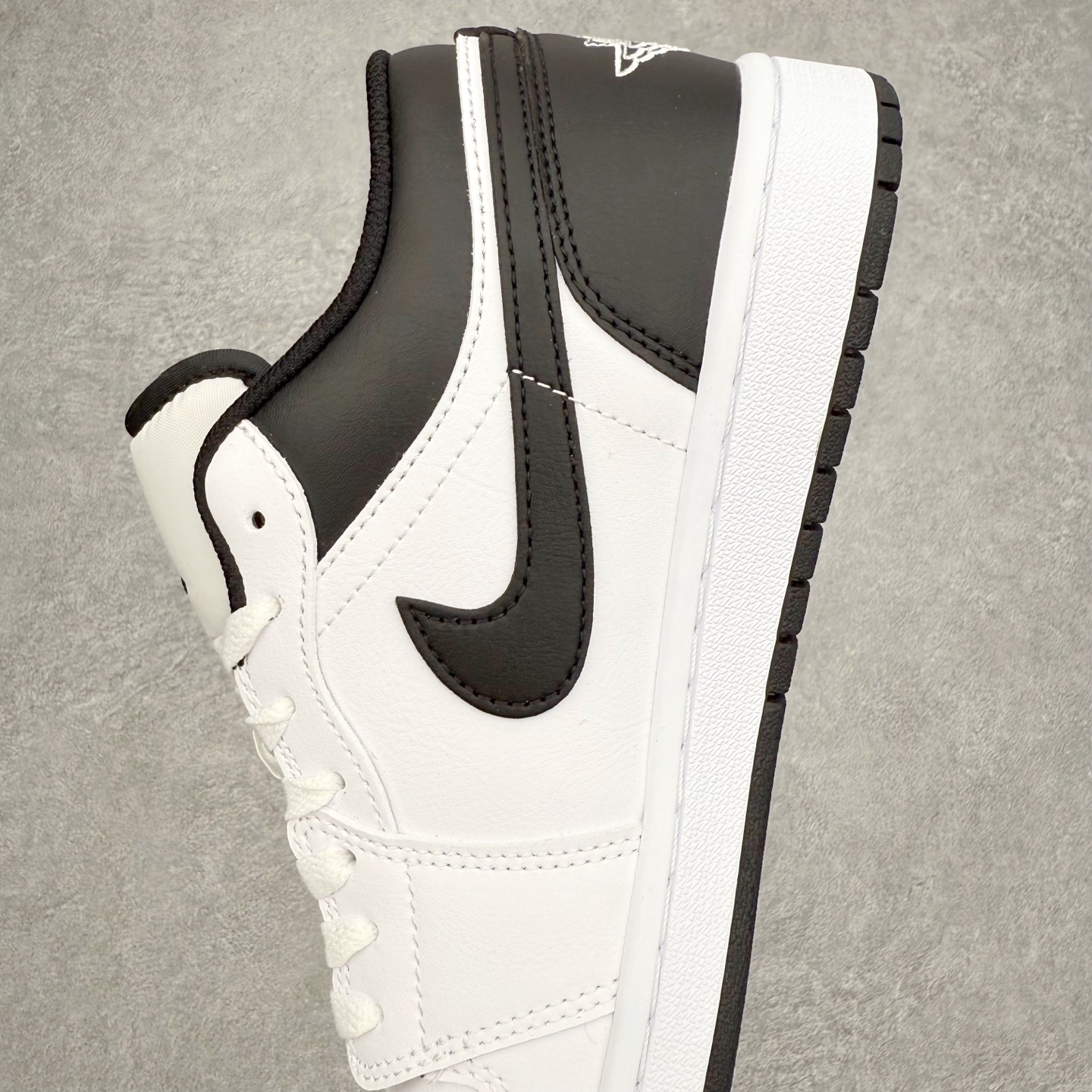 图片[7]-＃小DT Air Jordan AJ1 Low 低帮系列 全新流水线出品 超强性价比 DT版本平替选择 市场第二梯队 全部原鞋开发 原楦原纸板开发 全鞋电脑针车 原厂内置全掌气垫 原盒内在原标 唯一Zp原版鞋带绑法 免检产品 全新2022版型 全头层皮料 完美零毛边处理 原厂配置全掌气垫 价格定位良心 几十个配色陆续出货 实拍调校N版已经零色差零失真 百分百还原实物色彩所见即所得 不存在货不对板色差等低级问题 选购参考实物拍摄 不混卖不参货 只用心做好货严格选品 承诺混一赔十 尺码：36 36.5 37.5 38 38.5 39 40 40.5 41 42 42.5 43 44 44.5 45 46-选品中心