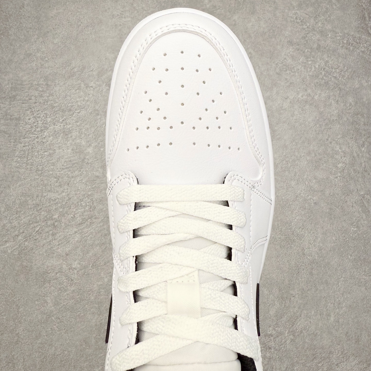 图片[4]-＃小DT Air Jordan AJ1 Low 低帮系列 全新流水线出品 超强性价比 DT版本平替选择 市场第二梯队 全部原鞋开发 原楦原纸板开发 全鞋电脑针车 原厂内置全掌气垫 原盒内在原标 唯一Zp原版鞋带绑法 免检产品 全新2022版型 全头层皮料 完美零毛边处理 原厂配置全掌气垫 价格定位良心 几十个配色陆续出货 实拍调校N版已经零色差零失真 百分百还原实物色彩所见即所得 不存在货不对板色差等低级问题 选购参考实物拍摄 不混卖不参货 只用心做好货严格选品 承诺混一赔十 尺码：36 36.5 37.5 38 38.5 39 40 40.5 41 42 42.5 43 44 44.5 45 46-选品中心