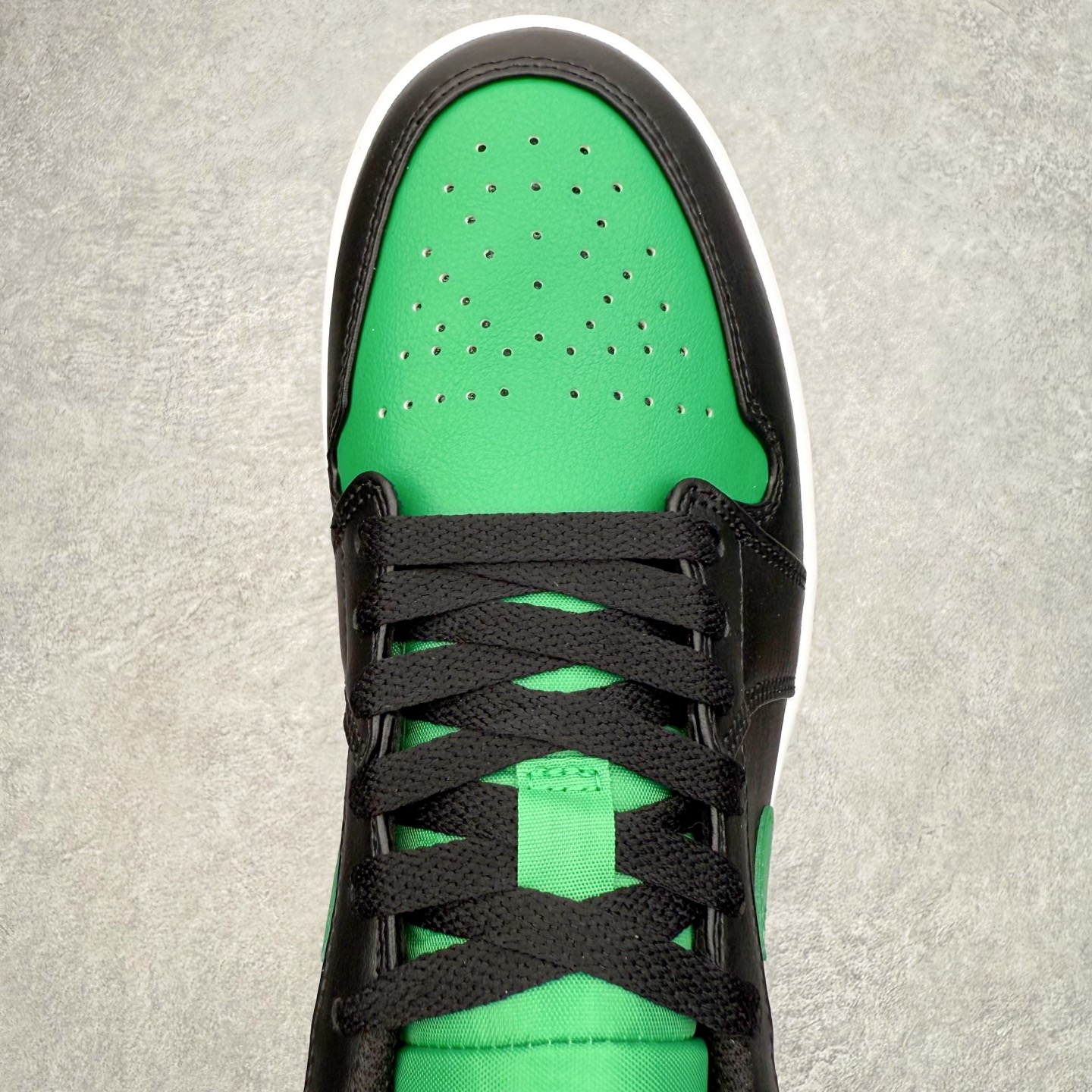 图片[4]-＃小DT Air Jordan AJ1 Low 低帮系列 全新流水线出品 超强性价比 DT版本平替选择 市场第二梯队 全部原鞋开发 原楦原纸板开发 全鞋电脑针车 原厂内置全掌气垫 原盒内在原标 唯一Zp原版鞋带绑法 免检产品 全新2022版型 全头层皮料 完美零毛边处理 原厂配置全掌气垫 价格定位良心 几十个配色陆续出货 实拍调校N版已经零色差零失真 百分百还原实物色彩所见即所得 不存在货不对板色差等低级问题 选购参考实物拍摄 不混卖不参货 只用心做好货严格选品 承诺混一赔十 尺码：36 36.5 37.5 38 38.5 39 40 40.5 41 42 42.5 43 44 44.5 45 46-选品中心